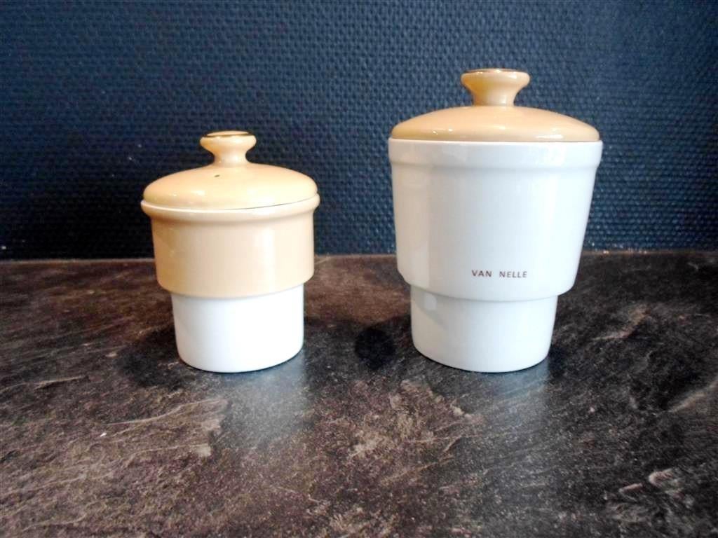 2 Koffiefilters. Douwe Egberts en Van Nelle., Gebruikt, Keramiek, Overige typen, Ophalen of Verzenden