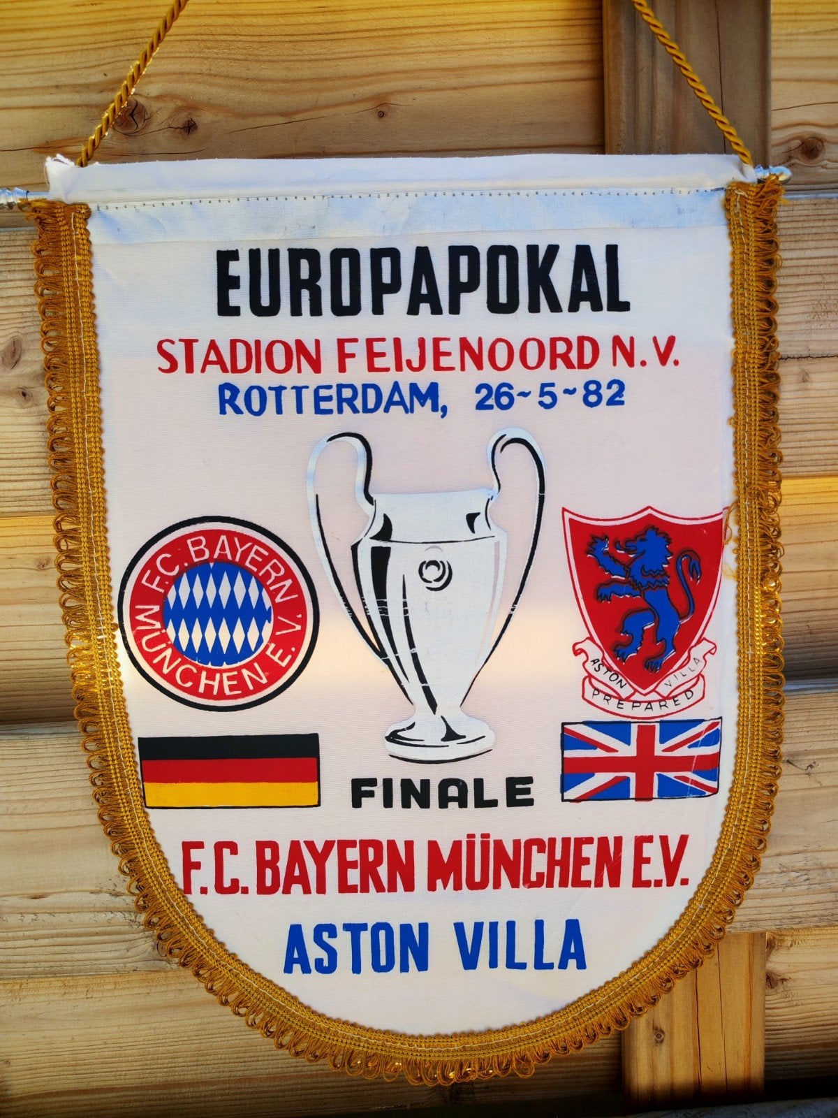 1982 Bayern München Aston villa vintage vaantje, Verzamelen, Ophalen of Verzenden, Zo goed als nieuw, Buitenlandse clubs, Vaantje of Sjaal