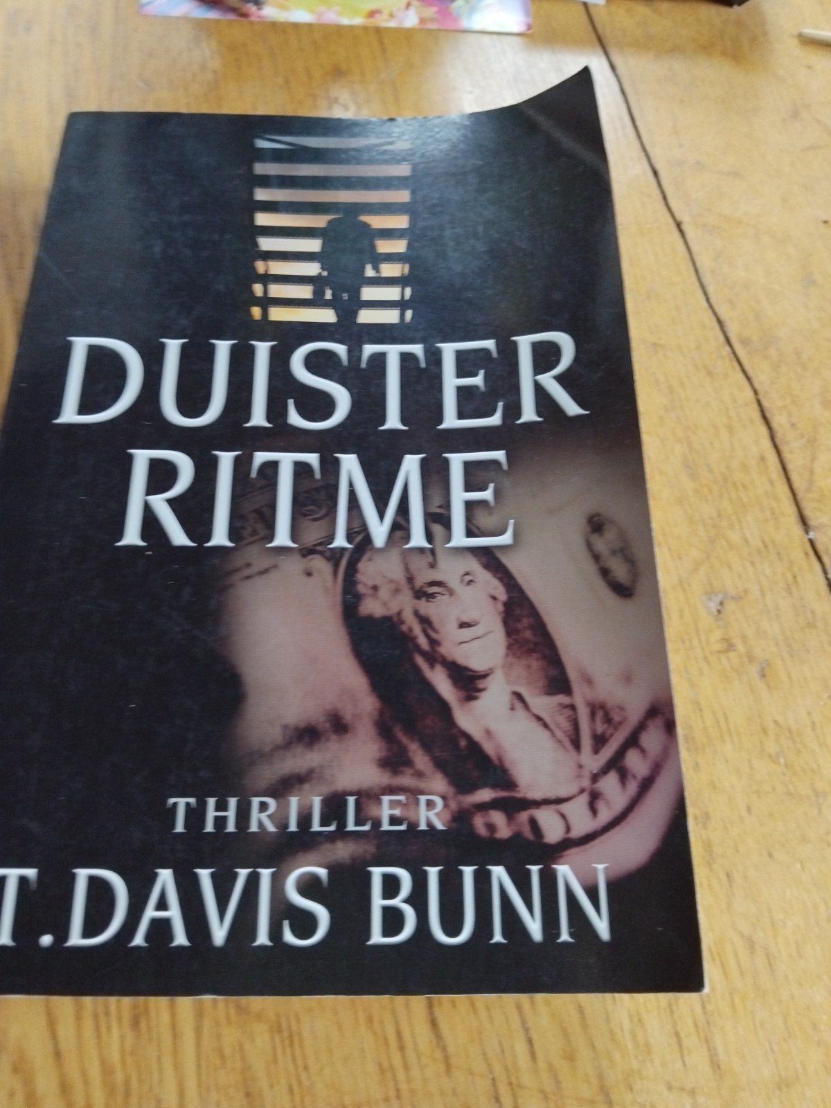 Duister Ritme - T. Davis Bunn (Thriller, 400 blz), Boeken, Ophalen of Verzenden, Gelezen, T. Davis Bunn, Nederland
