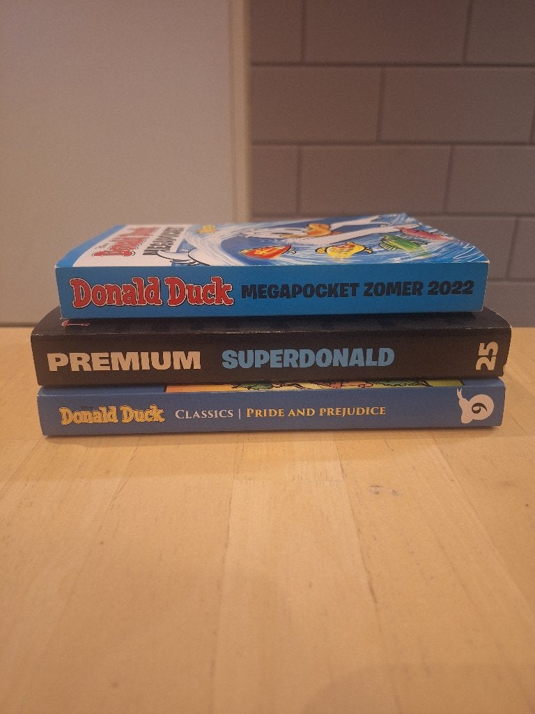 Donald duck Megapocket, Premium 25 pocket en classic 9, Gelezen, Ophalen of Verzenden, Donald Duck, Meerdere stripboeken