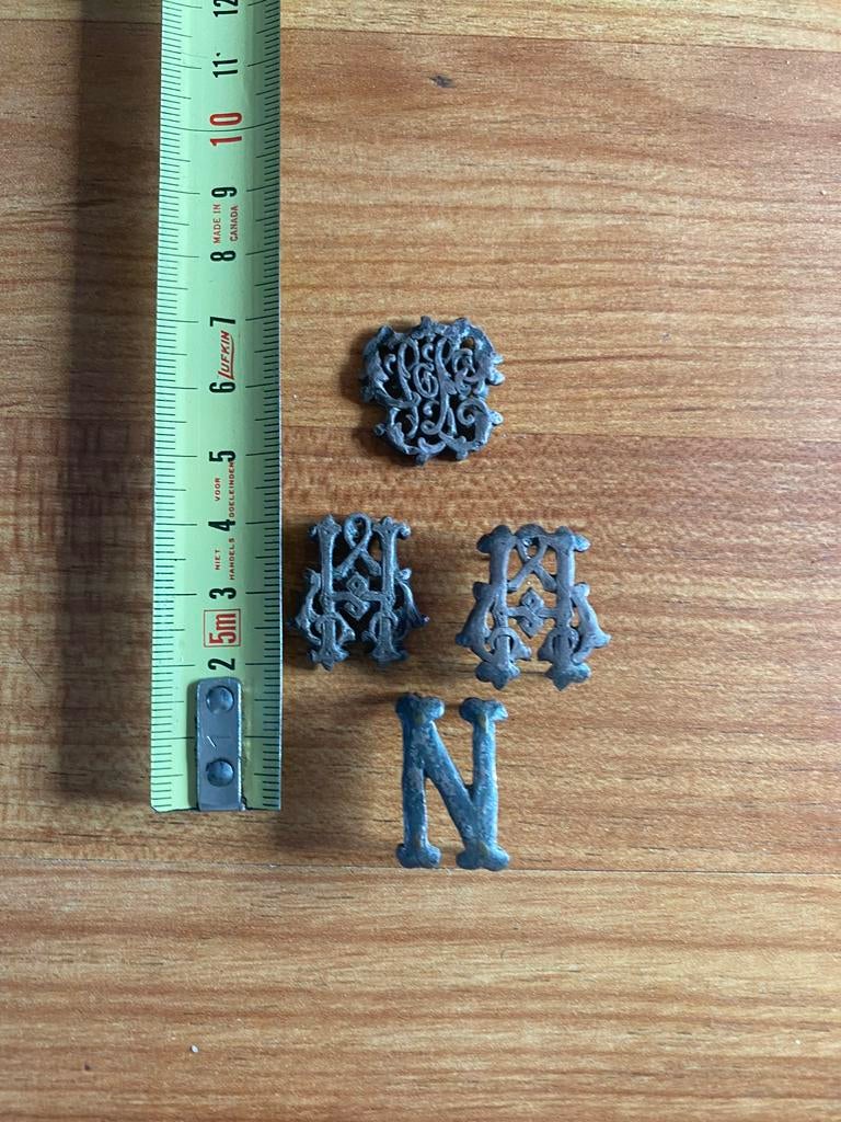 Set van 4 Gotische letters/monogrammen, metaal, Ophalen of Verzenden