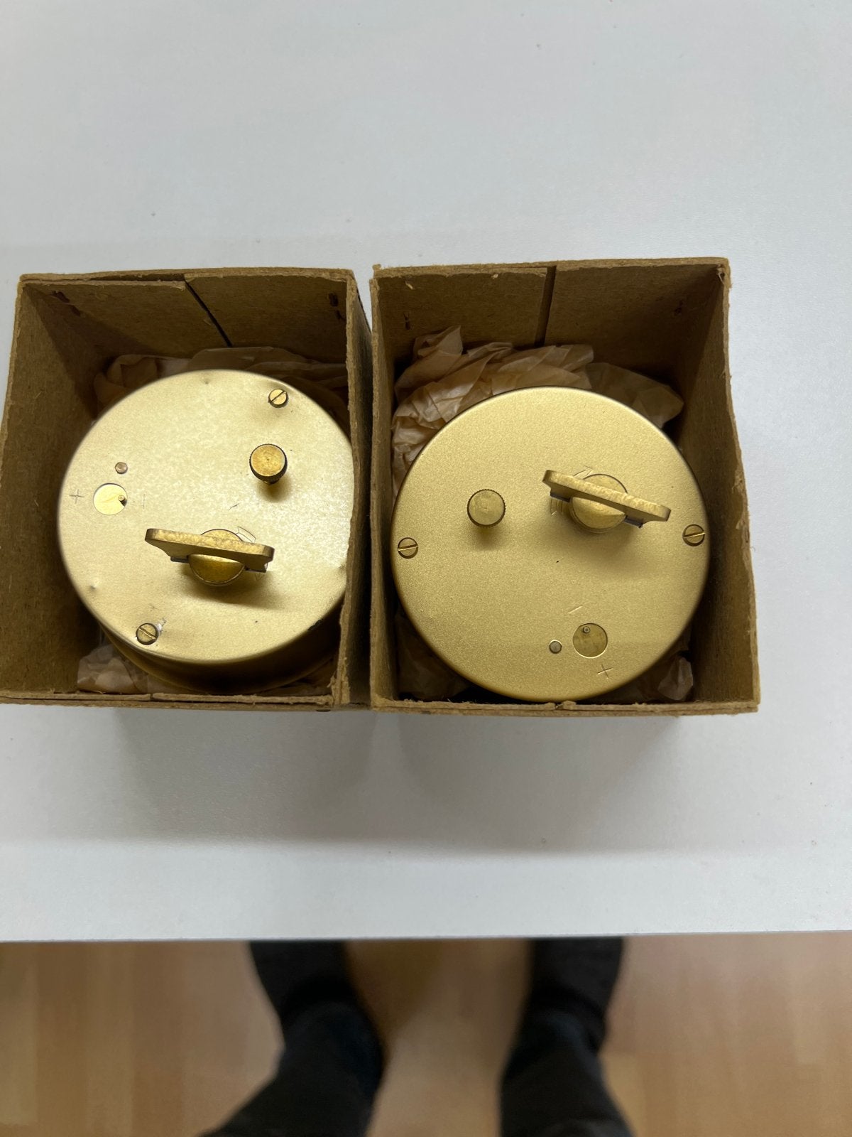 Set van 2 wekker uurwerkenin originele verpakking, Antiek en Kunst, Ophalen of Verzenden