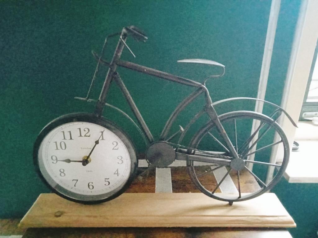 Unieke fietsklok - Decoratieve tafelklok, Huis en Inrichting, Woonaccessoires | Klokken, Gebruikt, Wekker of Tafelklok, Analoog