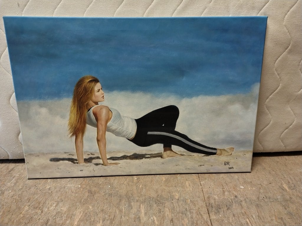 Schilderij: Douzen Kroes in yoga pose op het strand, Ophalen, 50 – 75, Zo goed als nieuw, Schilderij