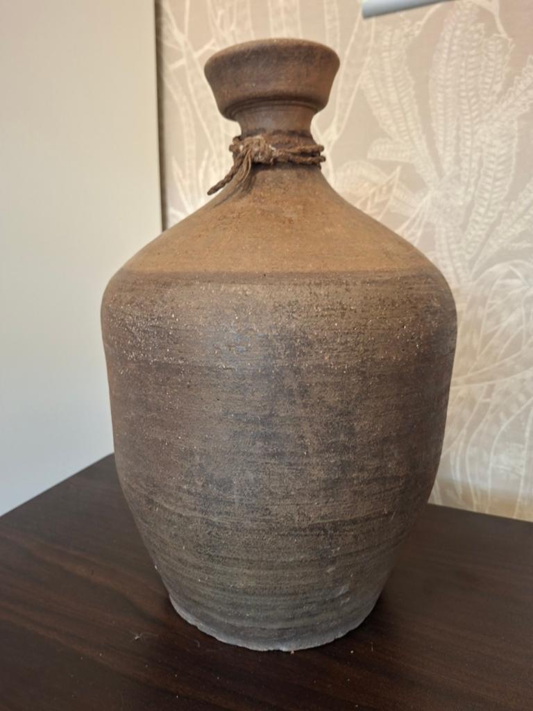 Decoratieve bruine aardewerk kruik - 37 cm hoog, Antiek en Kunst, Antiek | Keramiek en Aardewerk, Ophalen