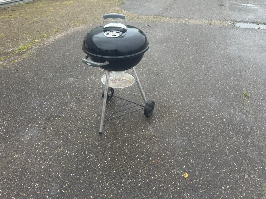 Compacte zwarte houtskool barbecue met starter, Ophalen of Verzenden, Gebruikt