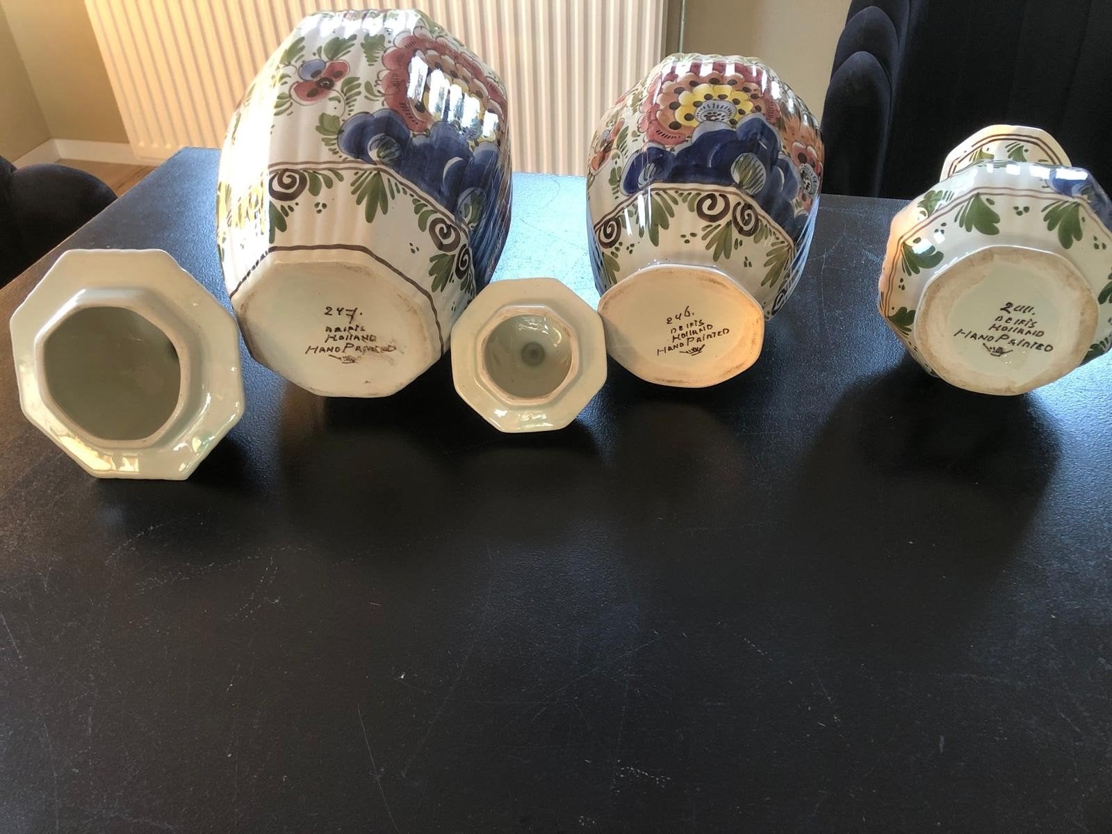 Set van 3 handgeverfde Delftse  vazen, Antiek en Kunst, Ophalen of Verzenden