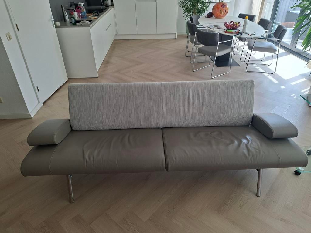 Moderne 3-zitsbank in leer en stof (Armslag), Huis en Inrichting, Banken | Bankstellen, Gebruikt, 150 tot 200 cm, Driepersoons