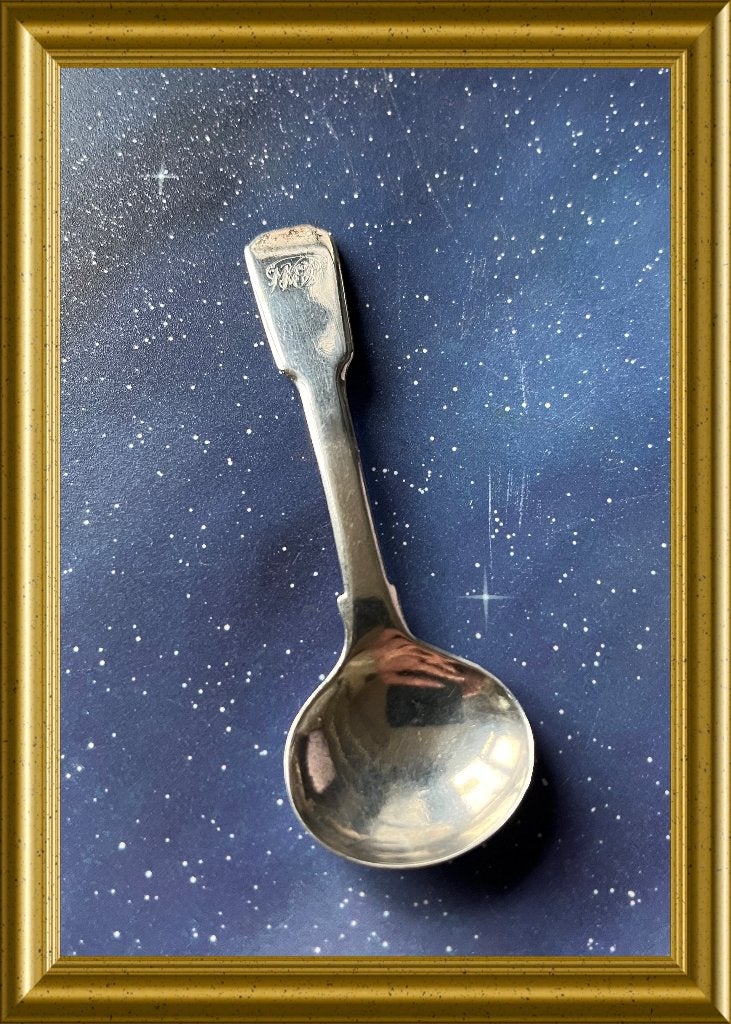 Klein Engels zilveren mosterd lepeltje met monogram, Ophalen of Verzenden, Zilver