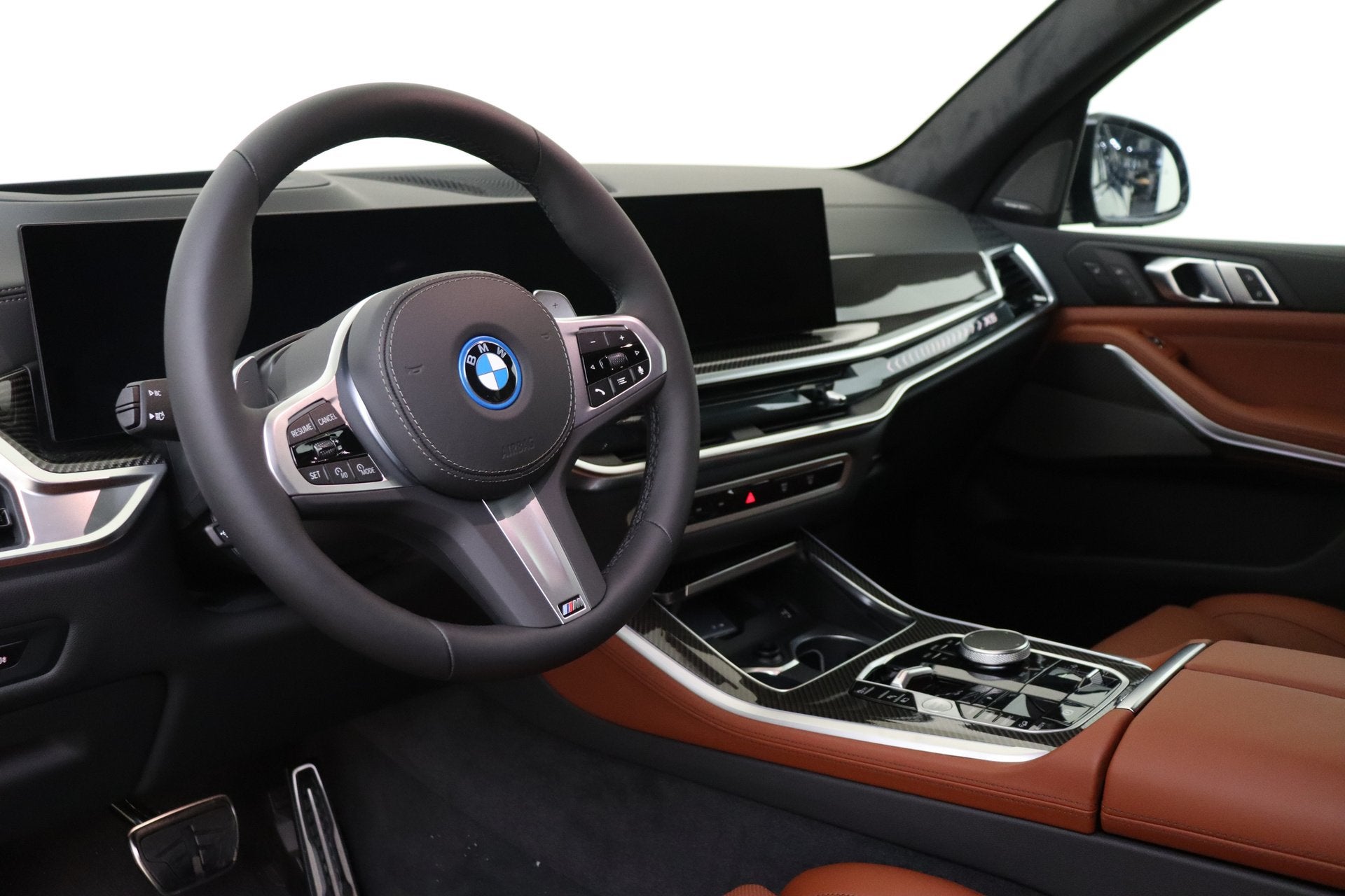 BMW X5 xDrive50e M Sport Automaat / Trekhaak / Panoramadak /, Auto's, Automaat, Dealer onderhouden, 2395 kg, Zwart