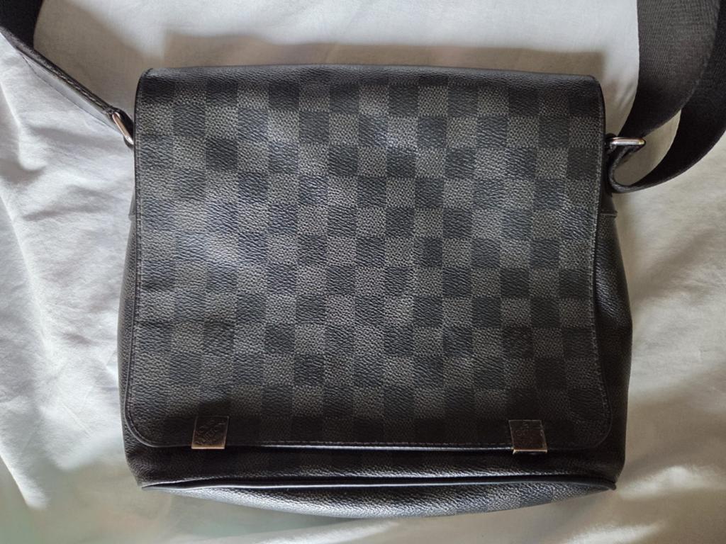 Louis Vuitton District PM Messenger Bag, Ophalen, Zwart