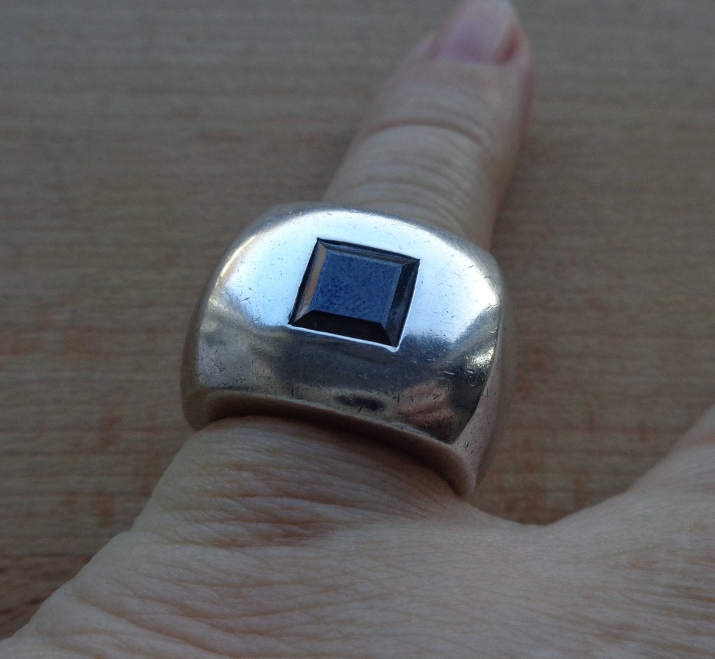 brede zilveren ring met zwarte steen [529], Verzenden, Zo goed als nieuw, 17 tot 18, Dame