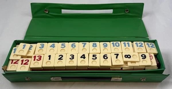 Rummy Rummikub in Groene Koffer Vintage gezelschapsspel spel, Hobby en Vrije tijd, Gezelschapsspellen | Bordspellen, Coolsingel 104, 3011 AG Rotterdam, Netherlands