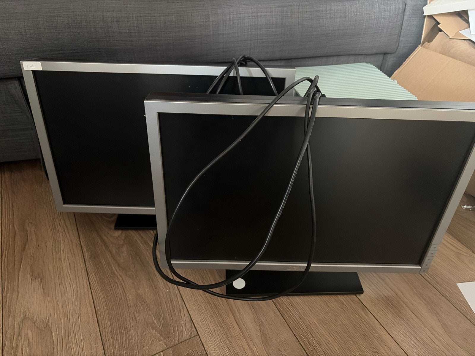 2x Dell monitoren - Ideaal voor thuiskantoor of gaming, Computers en Software, Ophalen, Kantelbaar, VGA, 60 Hz of minder