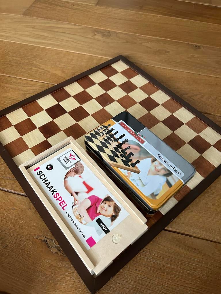 Schaakbord met 2 sets schaakstukken, Een of twee spelers, Ophalen of Verzenden, Zo goed als nieuw