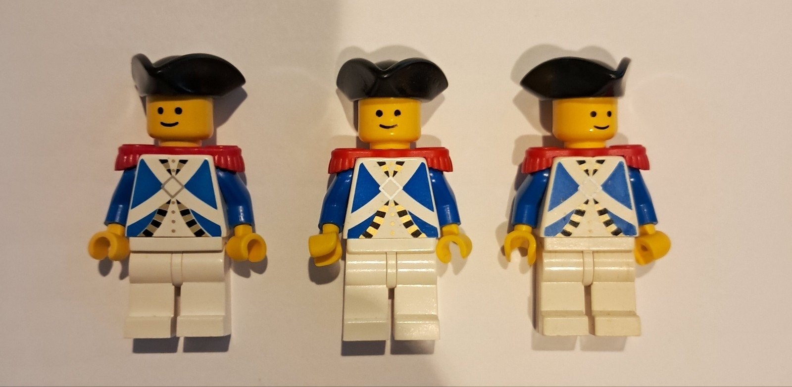 3x LEGO Pirates Soldaten Minifiguren met hoed, Inclusief minifiguren, Lego, Zo goed als nieuw, Minifiguur