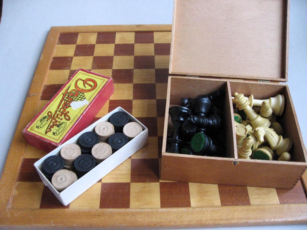 Vintage schaak en damspel compleet met houten bord, Hobby en Vrije tijd, Gezelschapsspellen | Bordspellen, Een of twee spelers