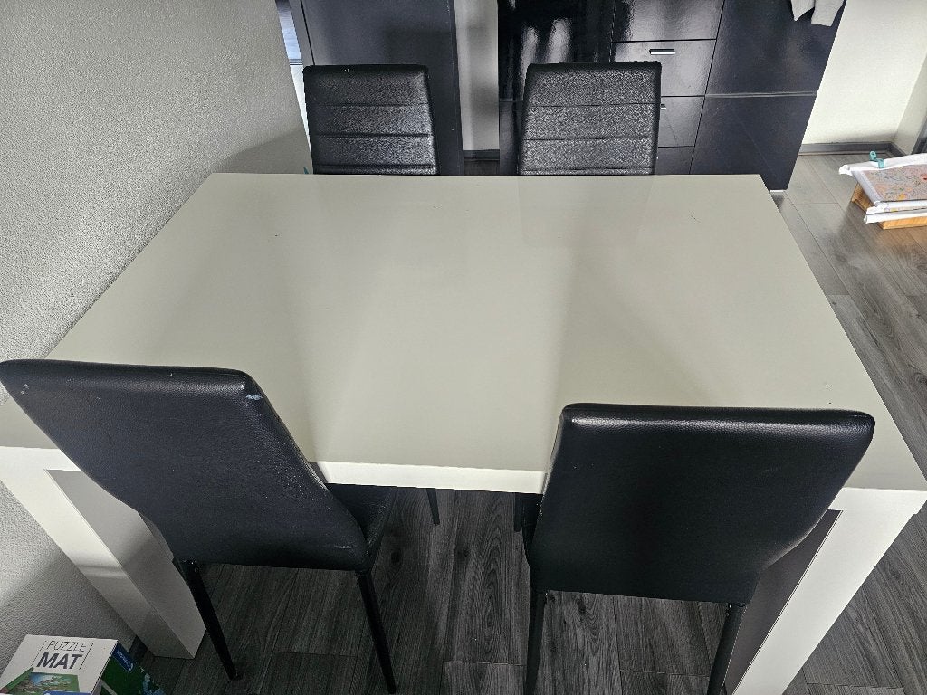Hoogglans eettafel met 4 stoelen, Huis en Inrichting, Tafels | Eettafels, Ophalen, Gebruikt, 50 tot 100 cm, 100 tot 150 cm