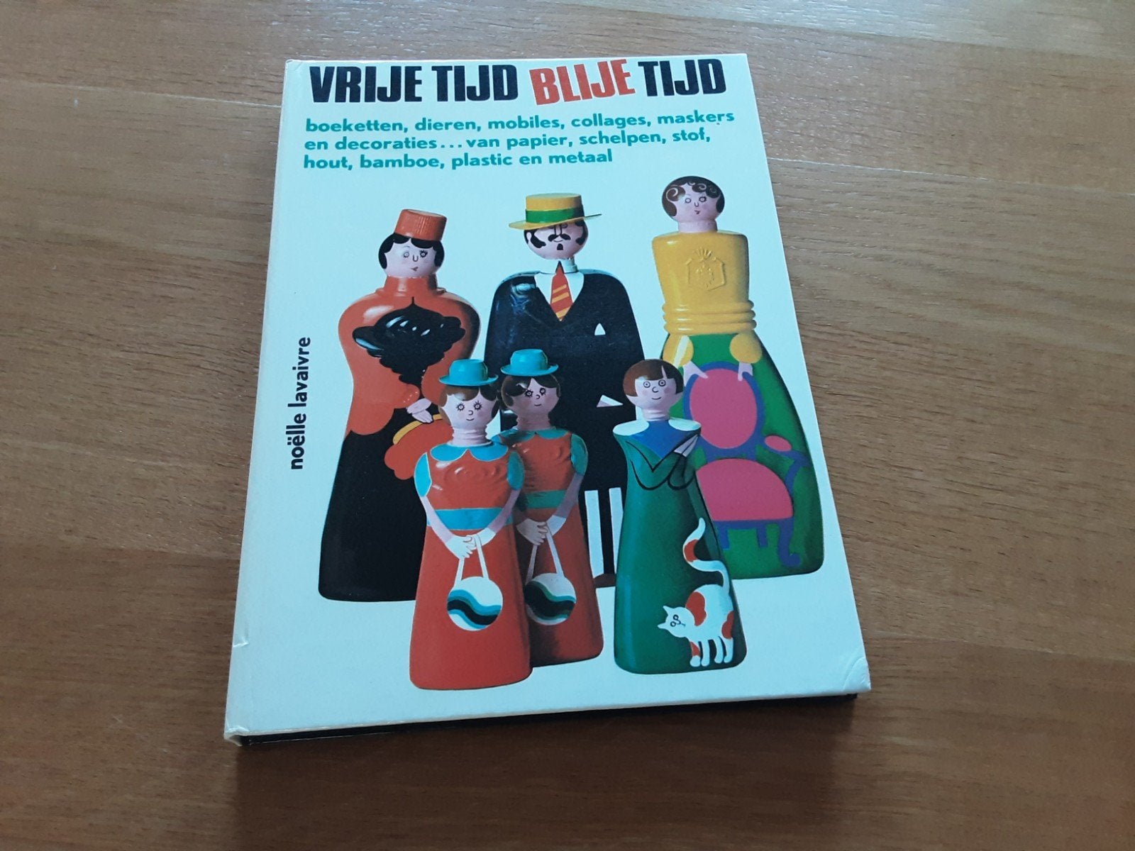 Vrije Tijd Blije Tijd - Knutselboek voor jong en oud, Boeken, Noëlle Lavaivre, Ophalen of Verzenden, Zo goed als nieuw, Scrapbooking en Knutselen