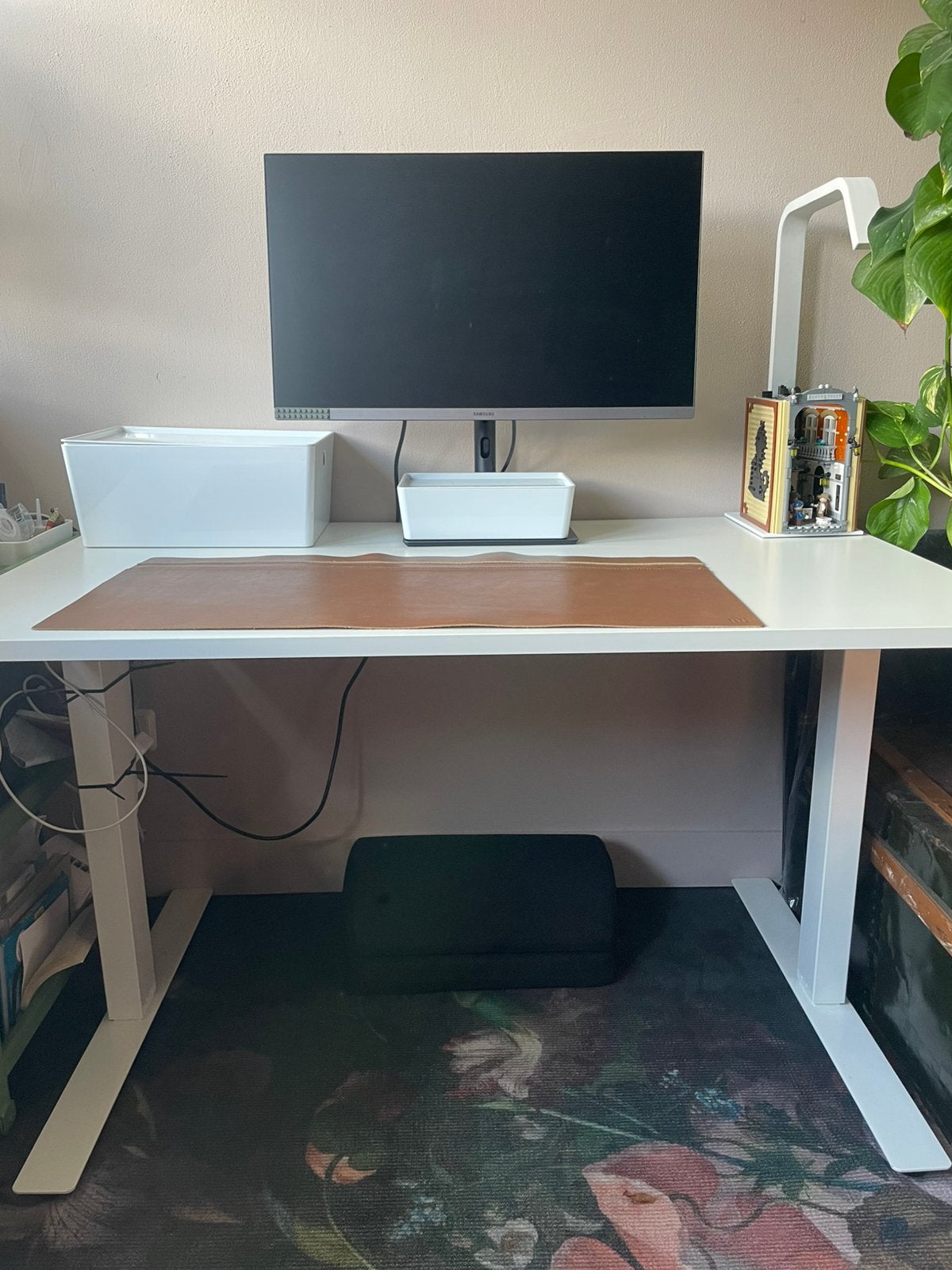 IKEA verstelbaar bureau wit Trotten 120/70, Huis en Inrichting, Bureaus, Zo goed als nieuw, Zit-sta bureau, IKEA, Modern, Hout