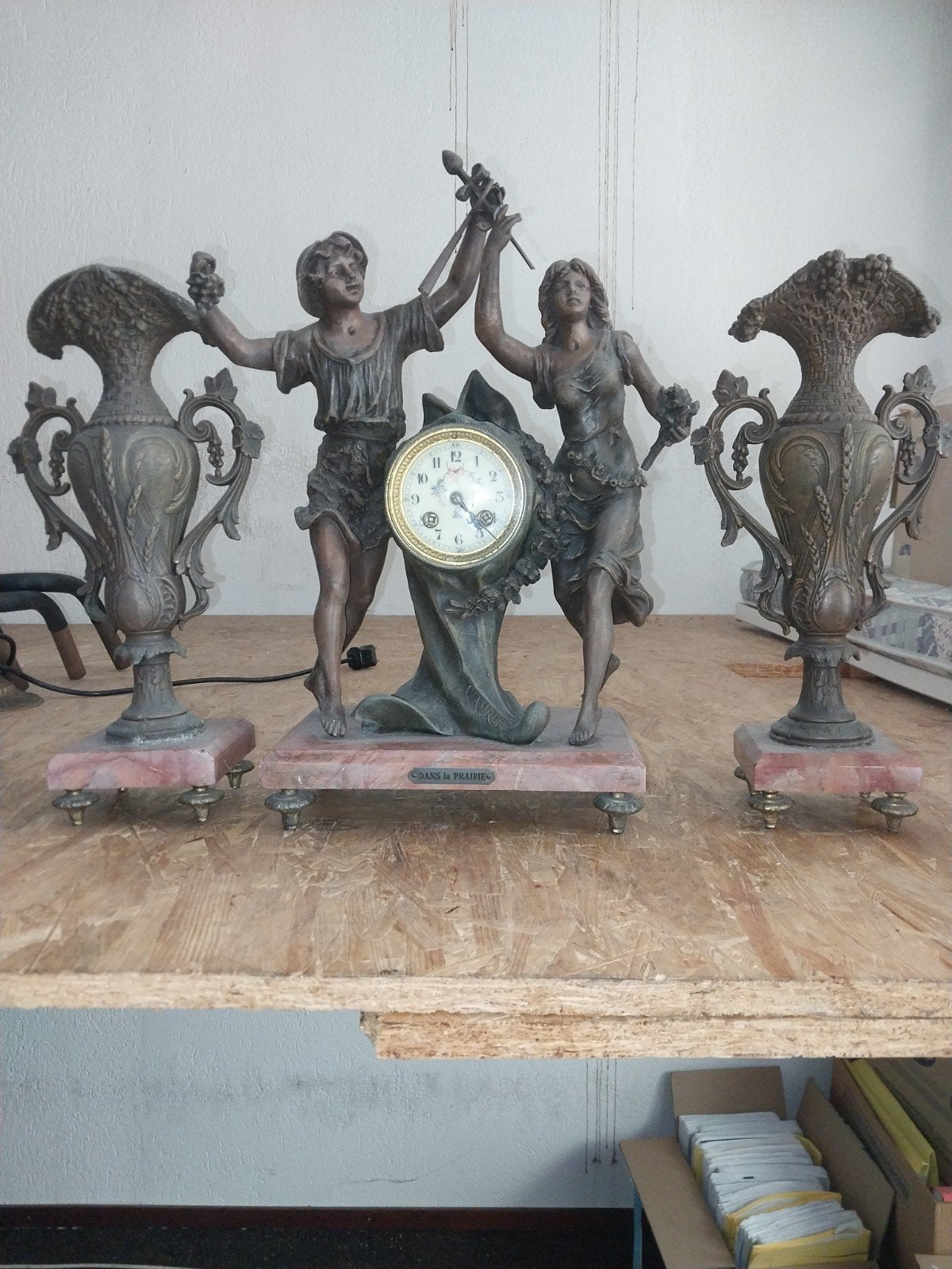 Antieke pendule set 'Dans la Prairie' met bronzen figuren, Ophalen