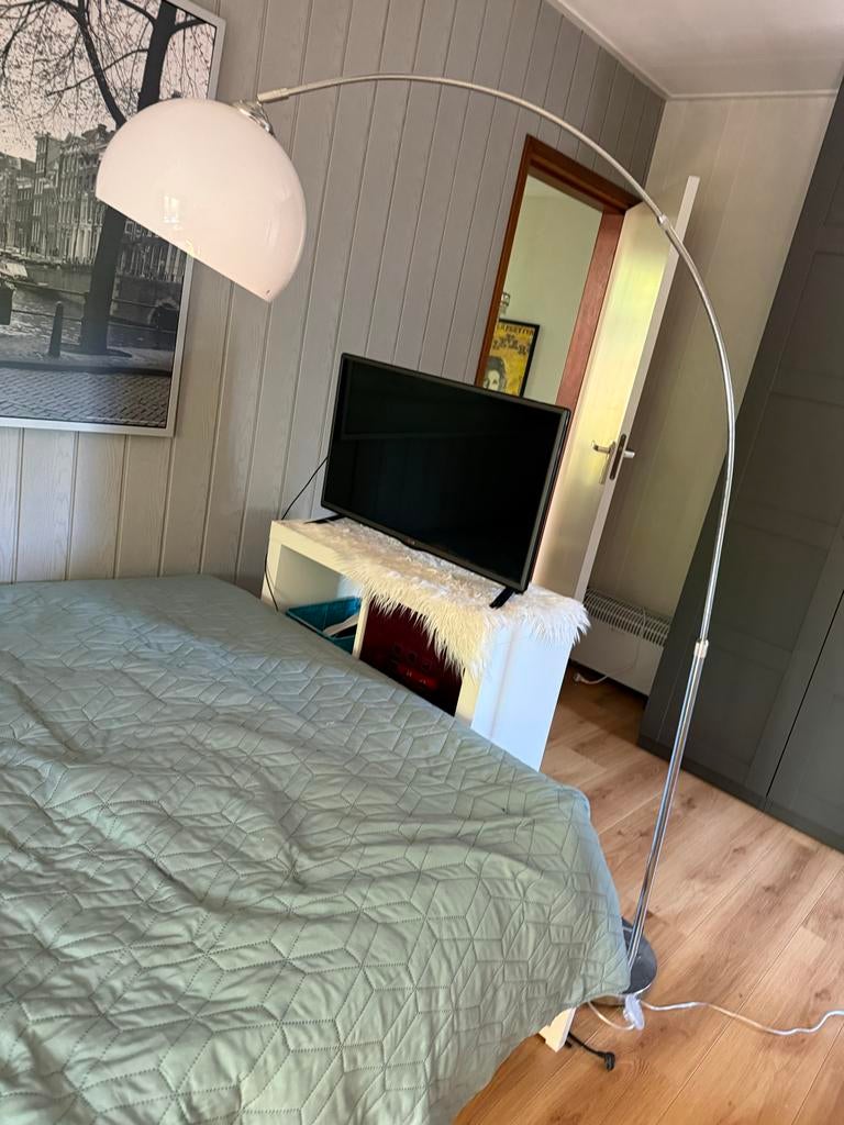 Toffe staande lamp met witte kap - past overal bij!, Huis en Inrichting, Ophalen of Verzenden, Gebruikt, Metaal, 150 tot 200 cm