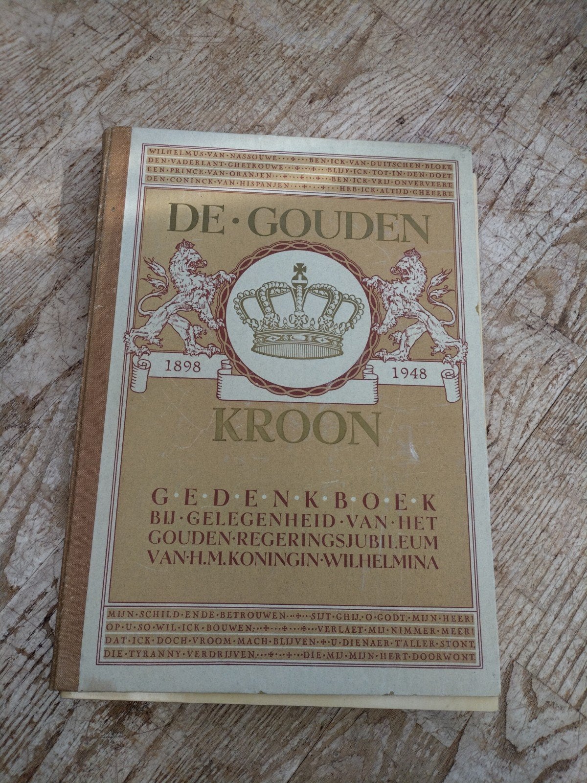 De Gouden Kroon - Gedenkboek Koningin Wilhelmina 1898-1948, Ophalen of Verzenden, 20e eeuw of later, Gelezen