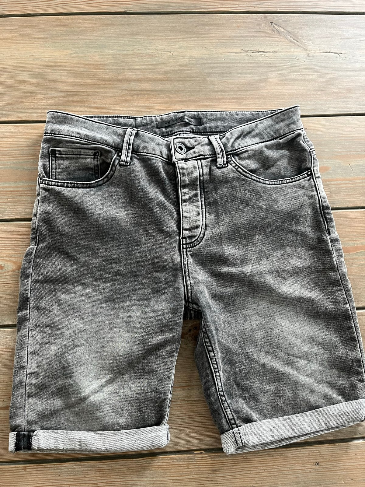 Grijze denim shorts van Ashes-to-Dust, maat M, Ophalen of Verzenden, Zo goed als nieuw, Grijs, W32 (confectie 46) of kleiner