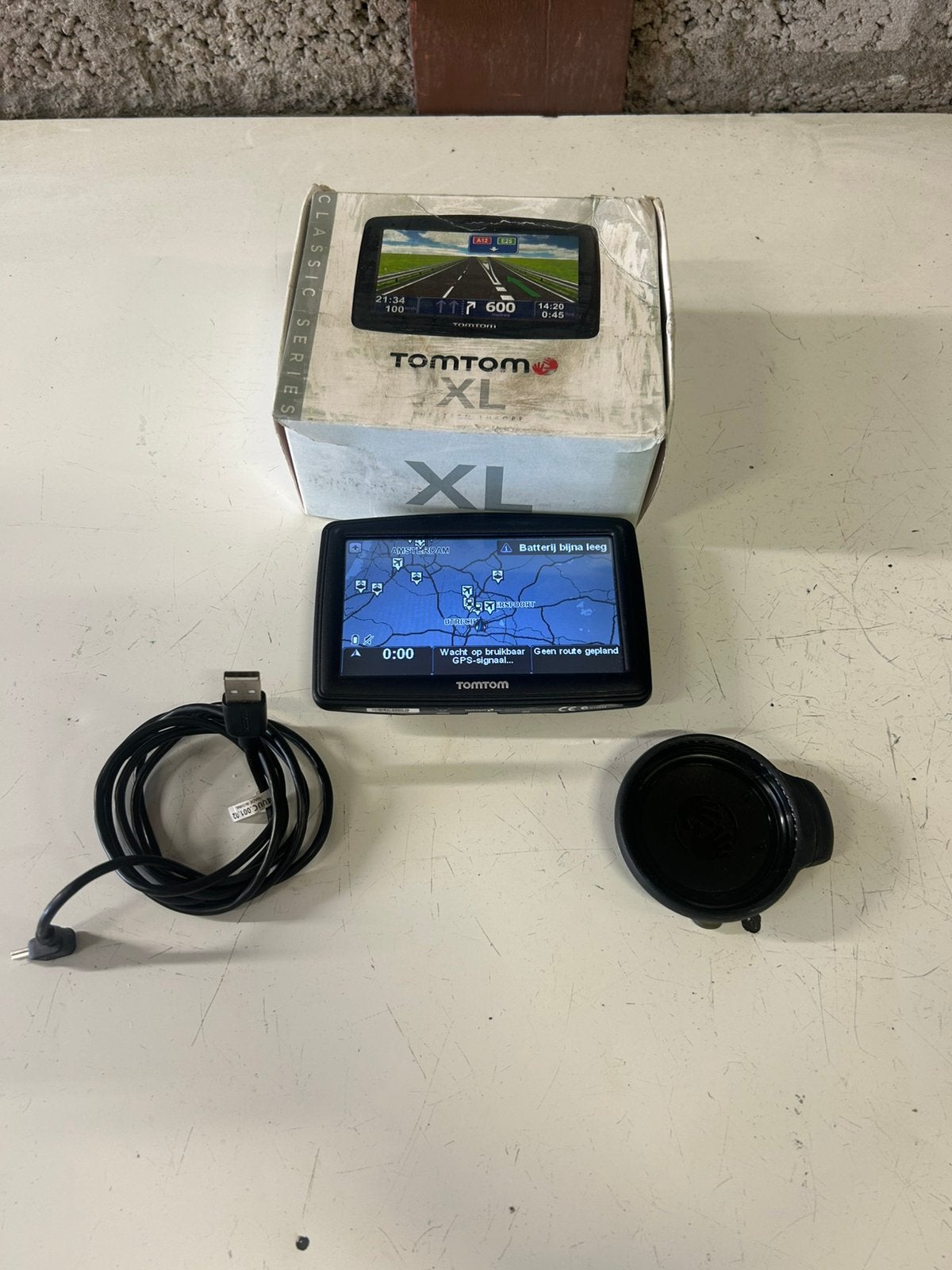 TomTom XL Navigatie compleet met houder en kabel – werkend, Auto diversen, Ophalen of Verzenden, Zo goed als nieuw
