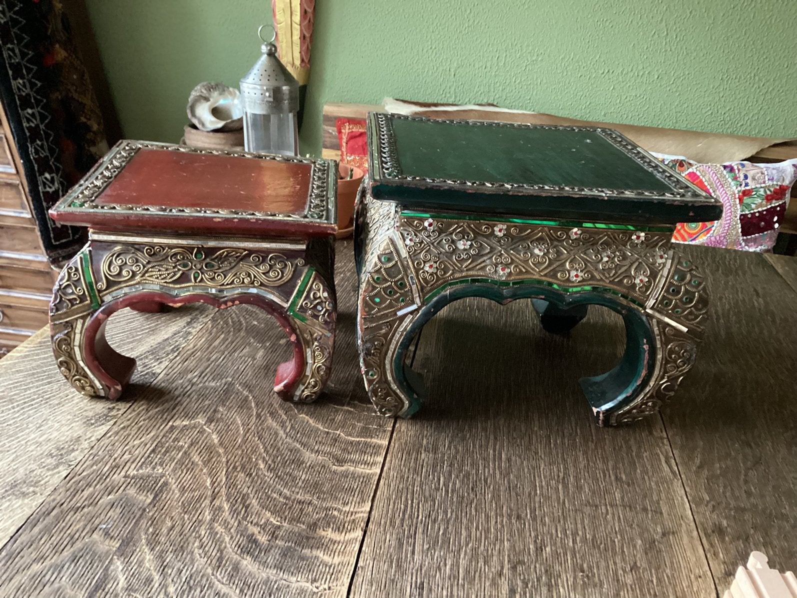 Oosterse bijzettafels 2 stuks groen/rood voor, € 35, Ophalen of Verzenden, Rond, Minder dan 55 cm, 45 tot 60 cm