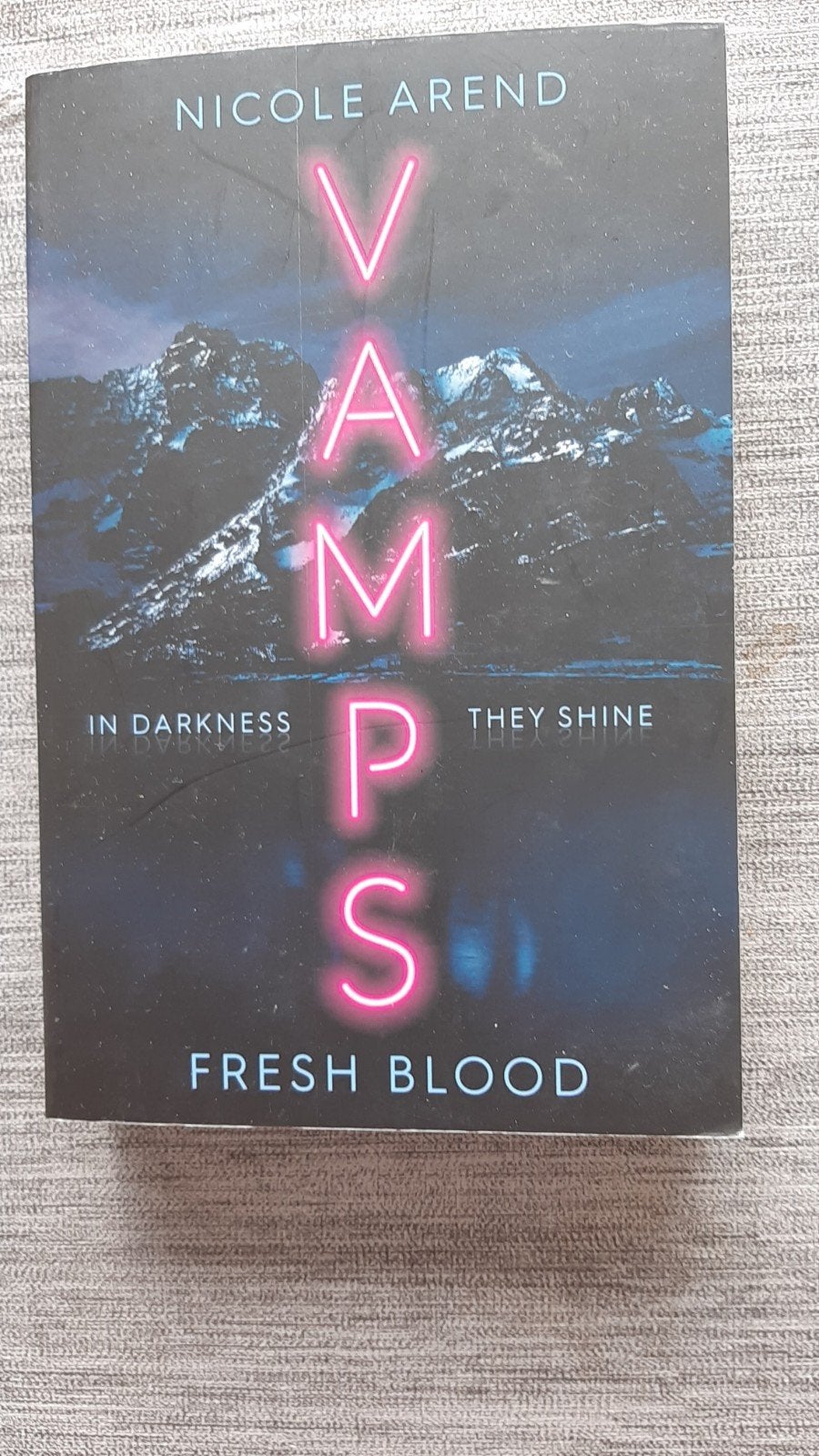 Vamps: Fresh Blood - Nicole Arend (Engels), Ophalen of Verzenden, Zo goed als nieuw, Nicole Arend