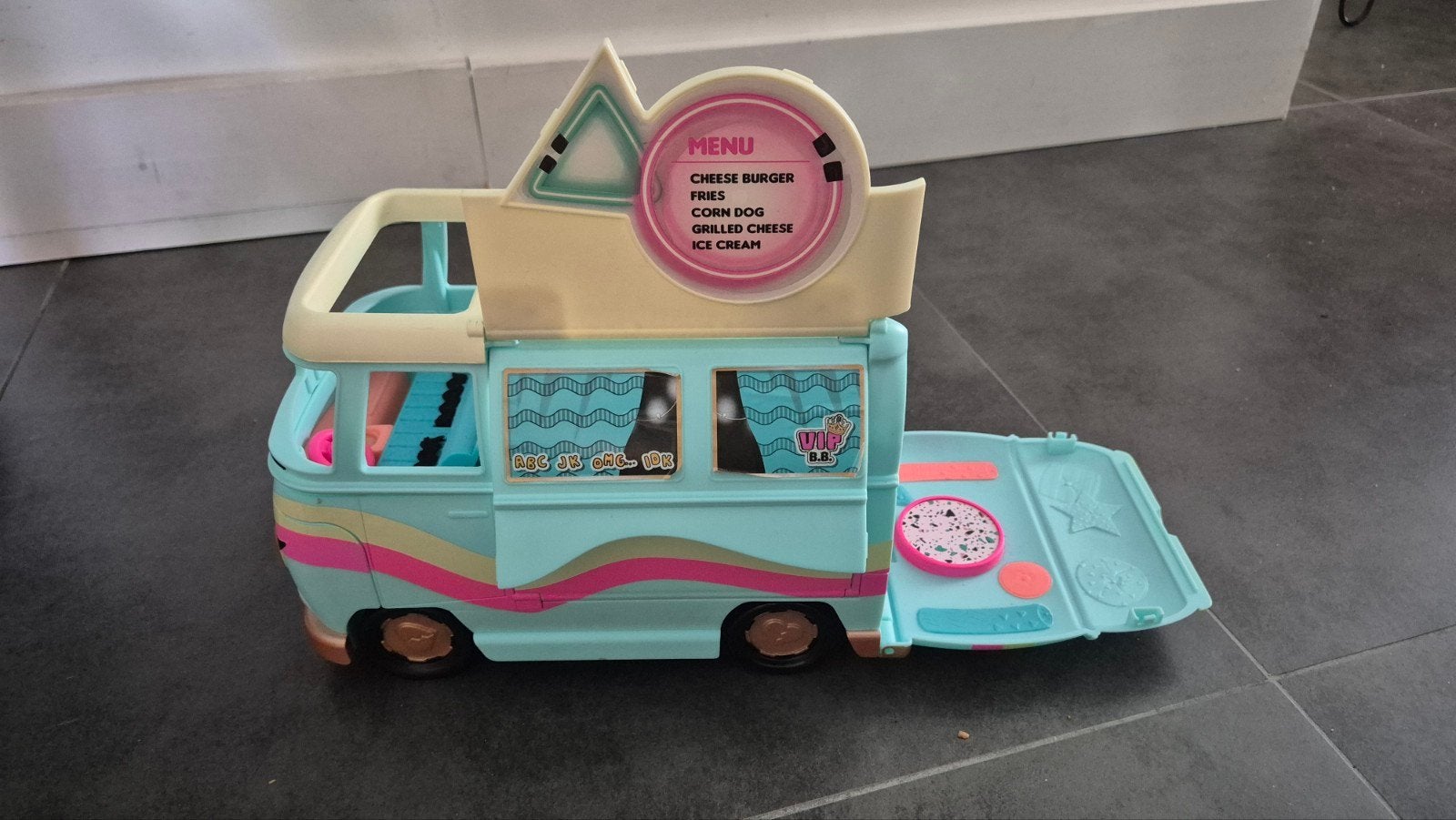 Foto 2 van L.O.L. Surprise! Grill & Groove Camper Speelset