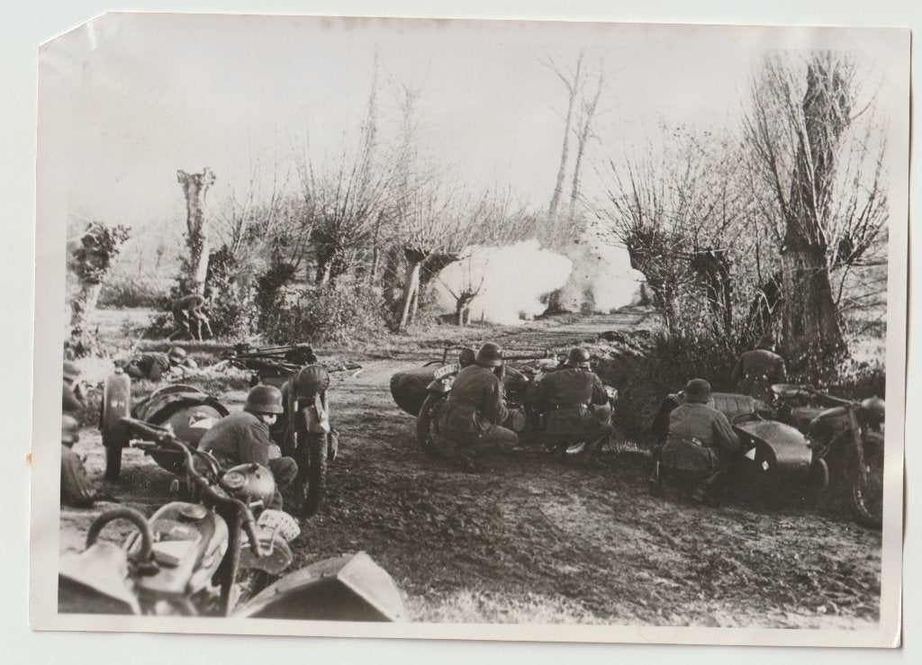 Persfoto 07 - Duitsers in dekking 1941, Ophalen of Verzenden, Landmacht, Duitsland, Foto of Poster