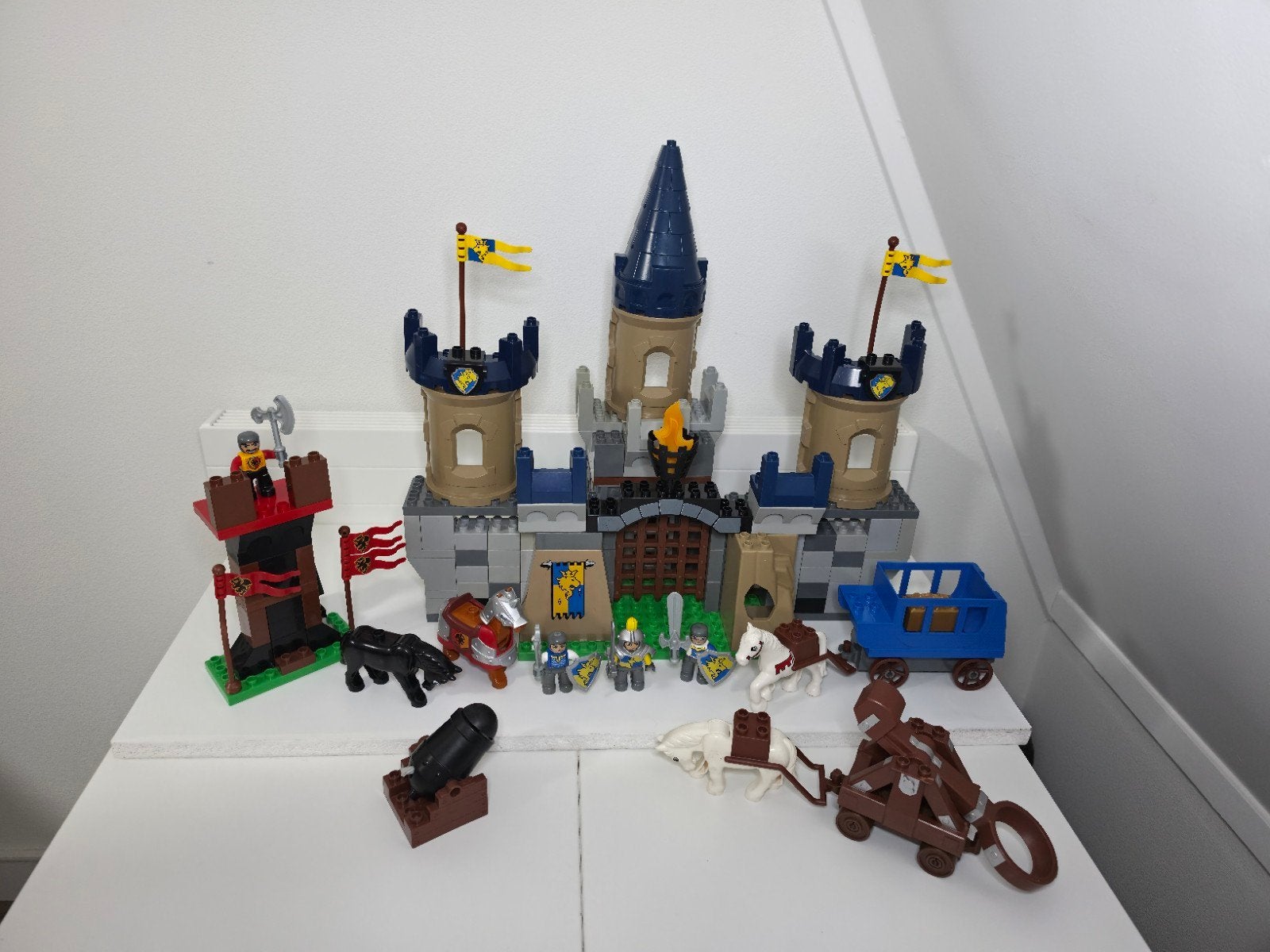 LEGO Duplo Ridderkasteel, wachtpost met katapult en koets, Gebruikt, Ophalen of Verzenden, Castle, Complete set