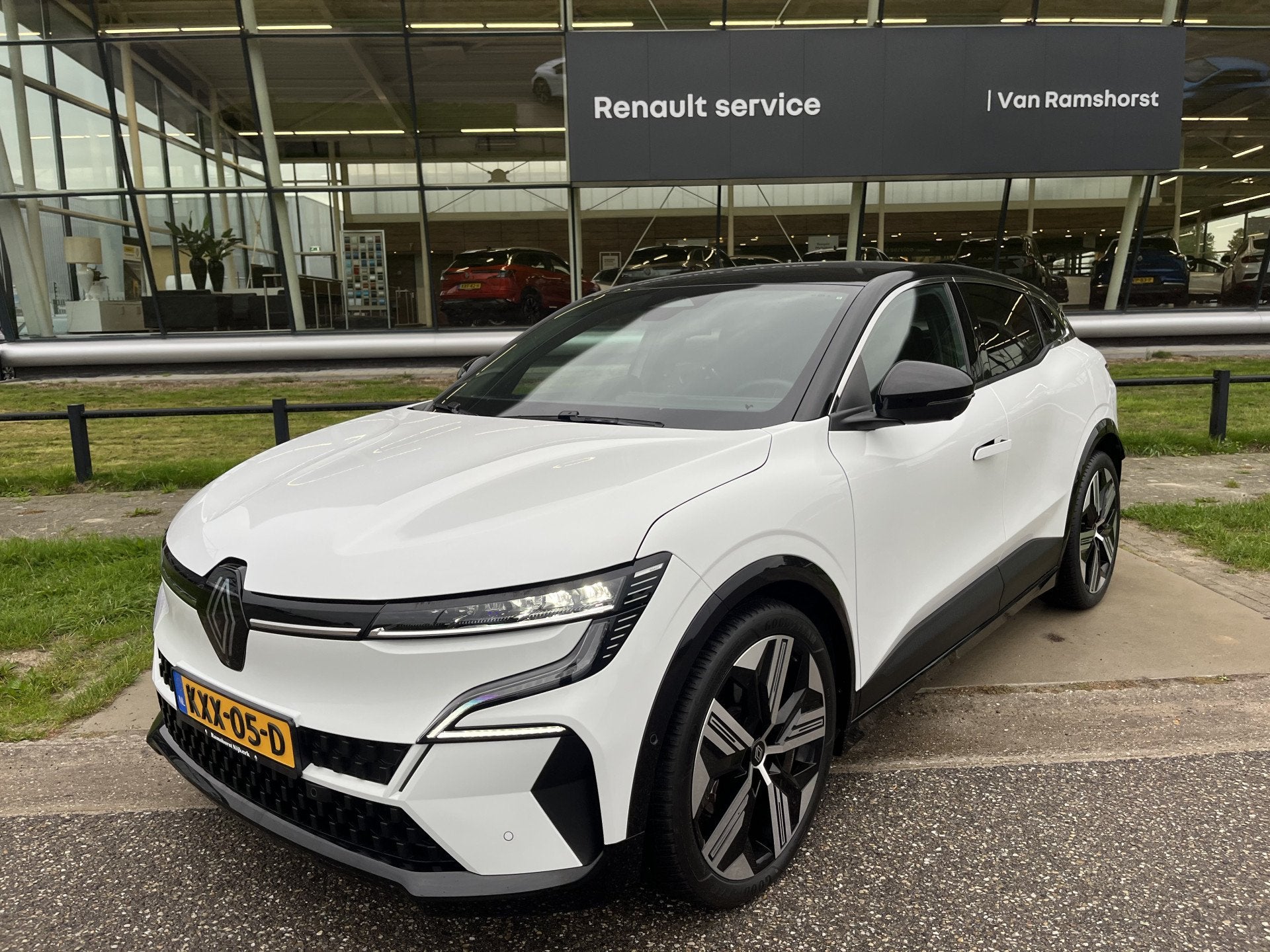 Renault Mégane E-Tech EV60 Optimum Charge Iconic 220PK / 36, 12 maanden, Zwart, 429 km, Wit