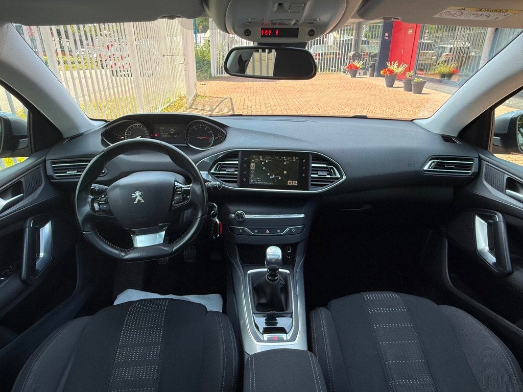 Peugeot 308 SW 1.2 PureTech Allure | Pano | Navi | Camera, Auto's, Stof, Gebruikt, 1199 cc, 1165 kg