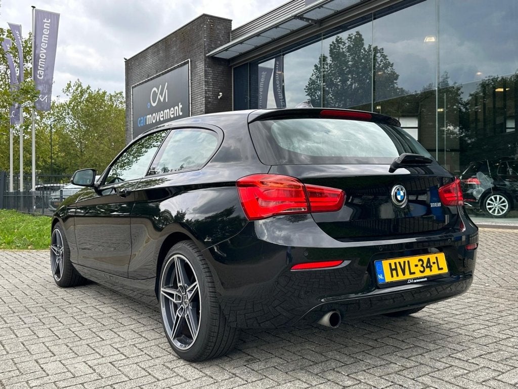 BMW 1-serie 118i Corporate Lease Executive | Automaat | Navi, Auto's, Gebruikt, 1290 kg, 4 stoelen, Zwart
