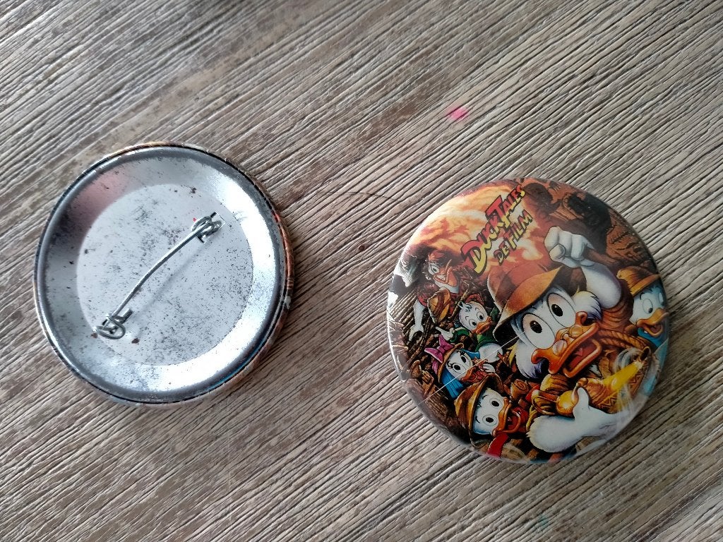 Ducktales Disney de film vintage Button Dagobert Duck, Verzamelen, Ophalen of Verzenden, Overige figuren, Gebruikt, Overige typen