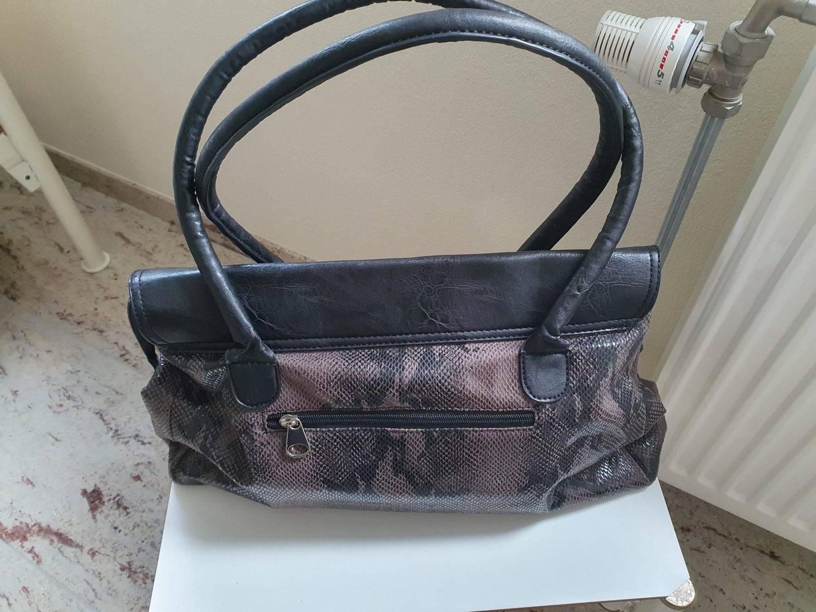 Stijlvolle handtas met slangenprint en zwarte details, Sieraden, Tassen en Uiterlijk, Tassen | Damestassen, Ophalen, Gebruikt
