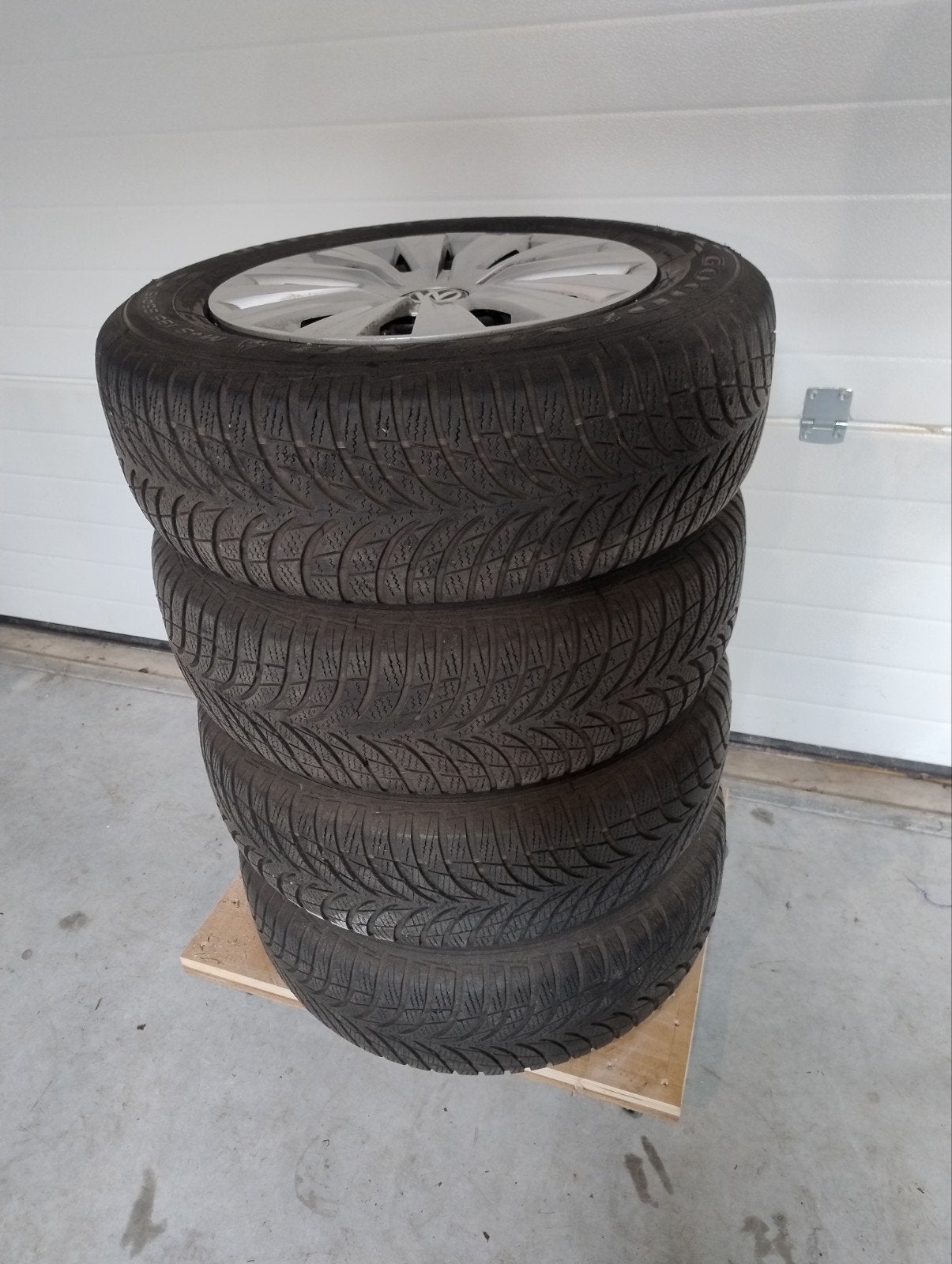 Winterbanden met velgen - Goodyear 185/65R15, Auto-onderdelen, Ophalen, Gebruikt, 15 inch, Banden en Velgen