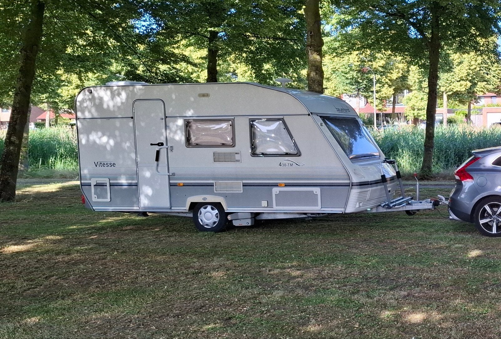 Nette en goed onderhouden Beyerland Vitesse 430-TM caravan, Caravans en Kamperen, Caravans, Vast bed, Koelkast, Treinzit, 750 - 1000 kg