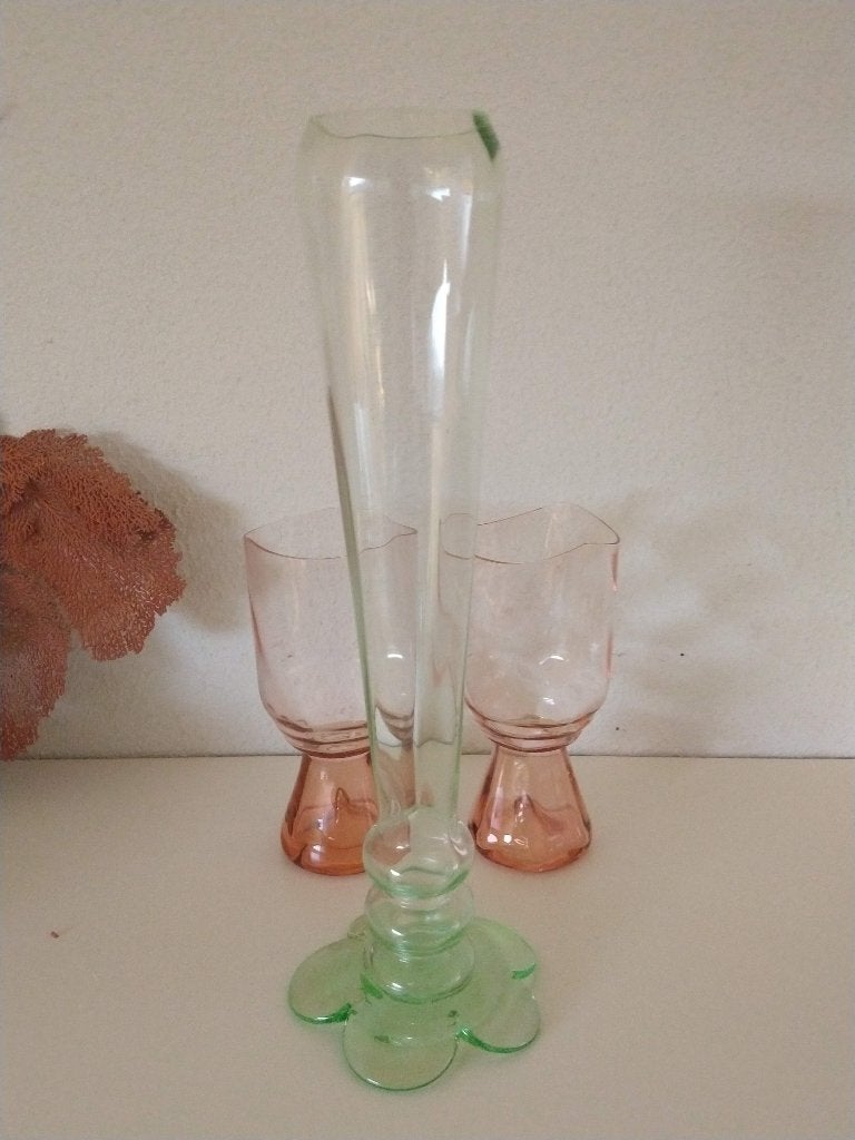Borec Sipec glaskunst; groen vaasje/flute met rose glas., Antiek en Kunst, Glas, 26 cm, Object, Ophalen of Verzenden