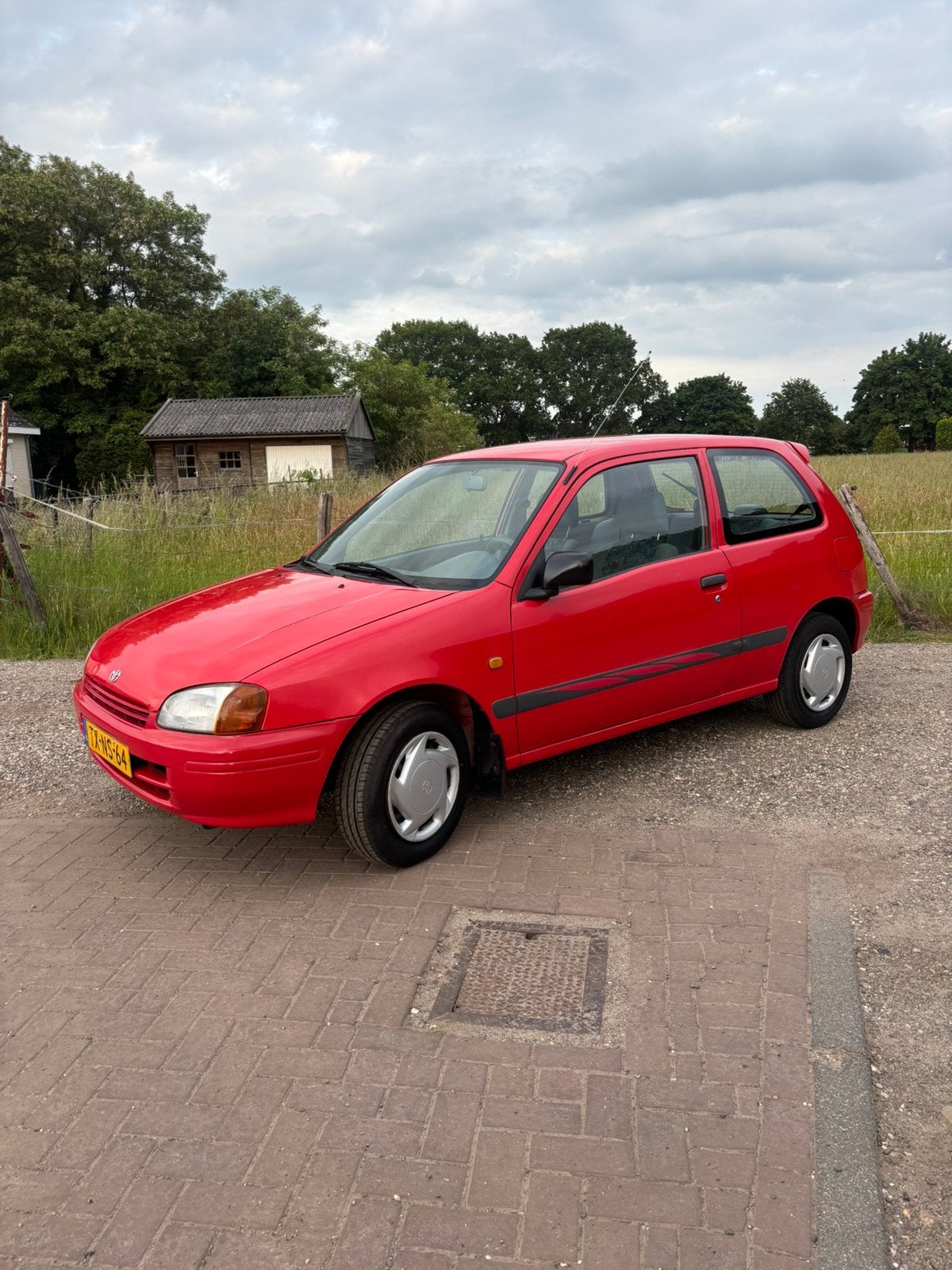 Toyota Starlet 1.3 16V 1998 Rood nieuwe APK, 15 km/l, 74 pk, 4 cilinders, Starlet