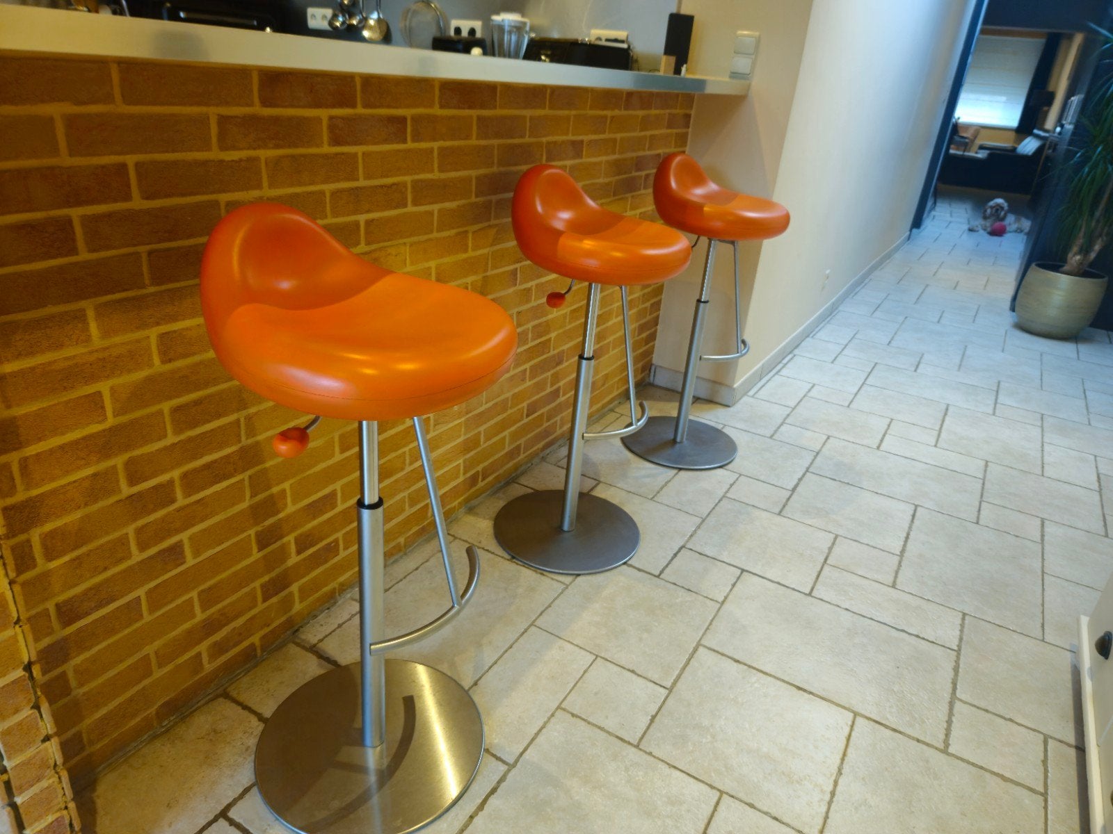 3x unieke retro vintage design barkrukken – oranje –, Huis en Inrichting, Ophalen, Gebruikt, In hoogte verstelbaar, 60 tot 90 cm