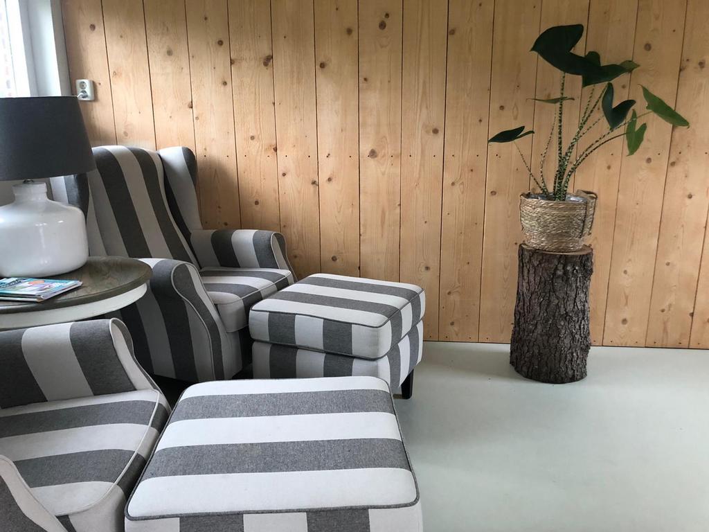 2 oorfauteuils met voetenbankjes met wijntafel, Ophalen, Gebruikt, Stof, Minder dan 50 cm