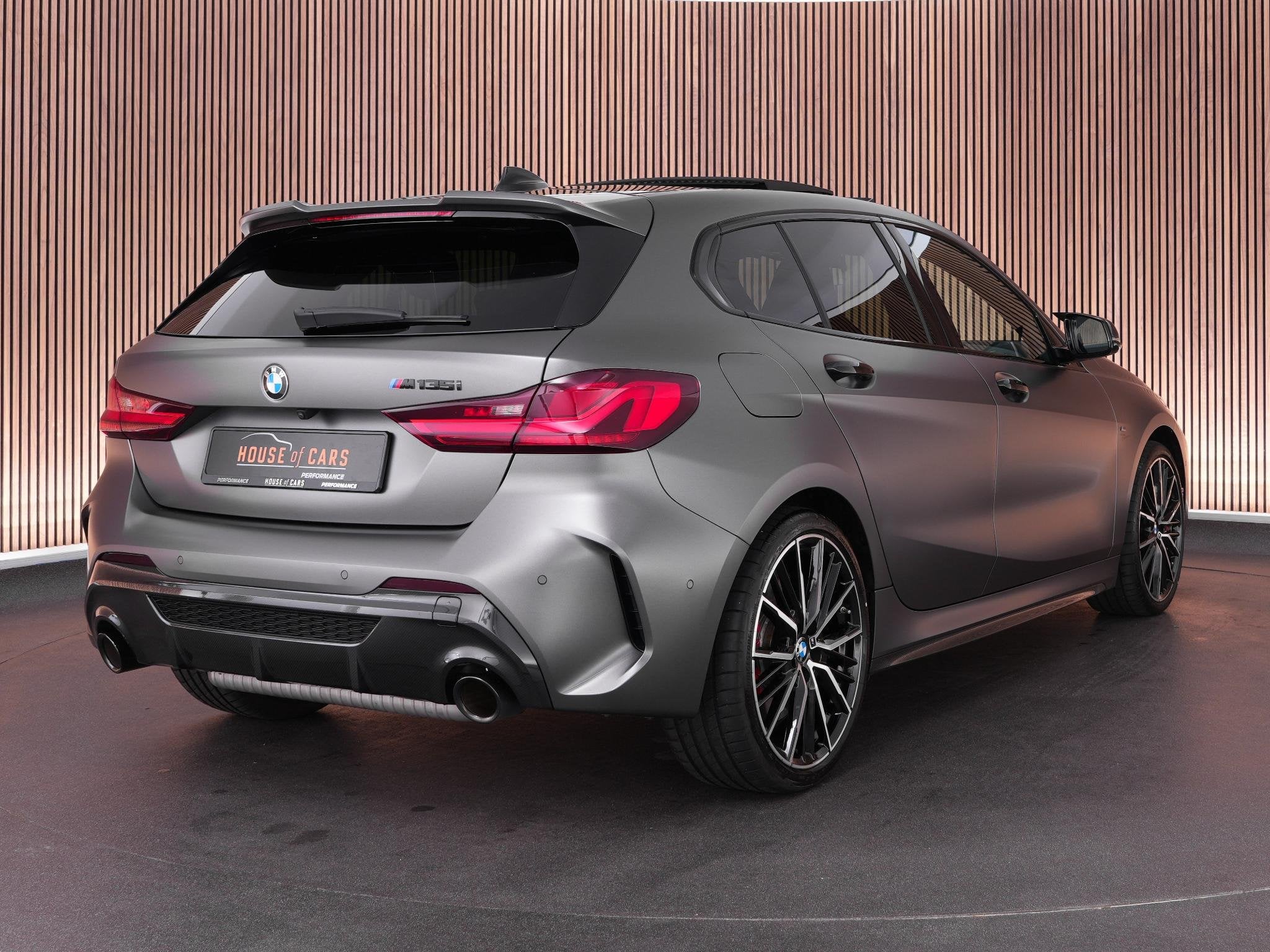 BMW 1-serie M135i 306pk xDrive |M-sportpakket pro|pano|Harma, Auto's, 1998 cc, Automatische klimaatregeling, Gebruikt, 4 cilinders