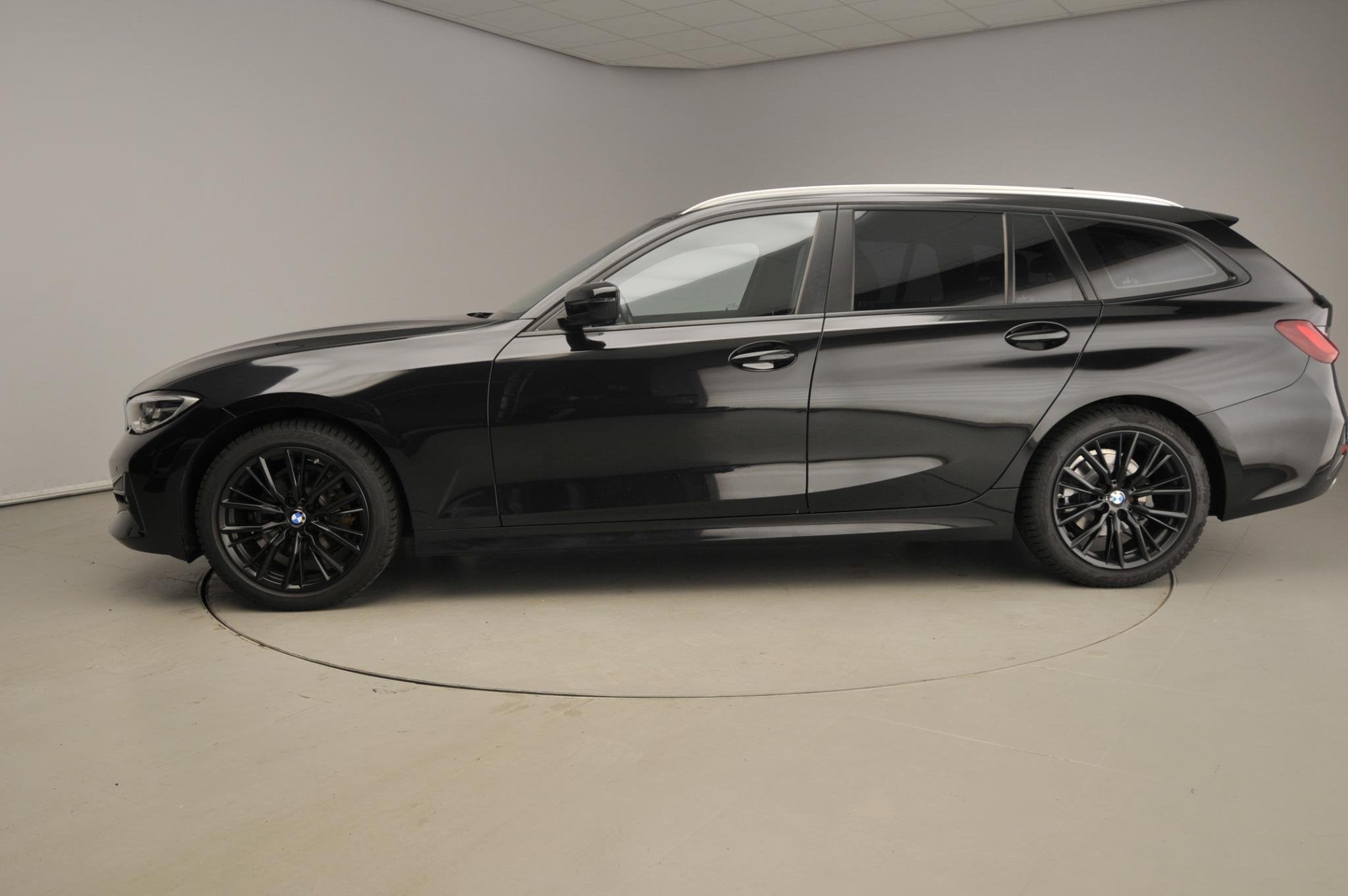 BMW 3 Serie Touring 318i Handbak !| LED | Leder | Navigatie, Gebruikt, Automatische klimaatregeling, Zwart, Handgeschakeld