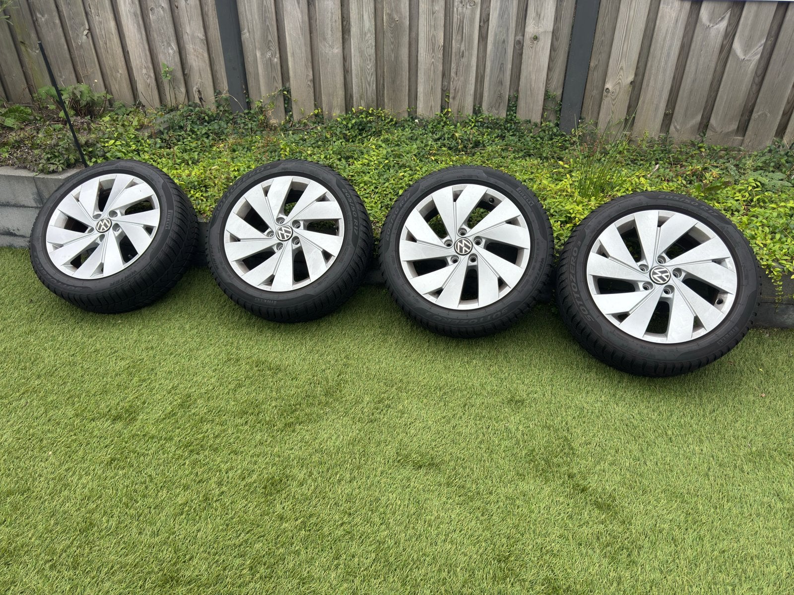 Originele VW Golf 8 17” Belmont Pirelli wielen winterset, Auto-onderdelen, Ophalen, 17 inch, Band(en), 205 mm