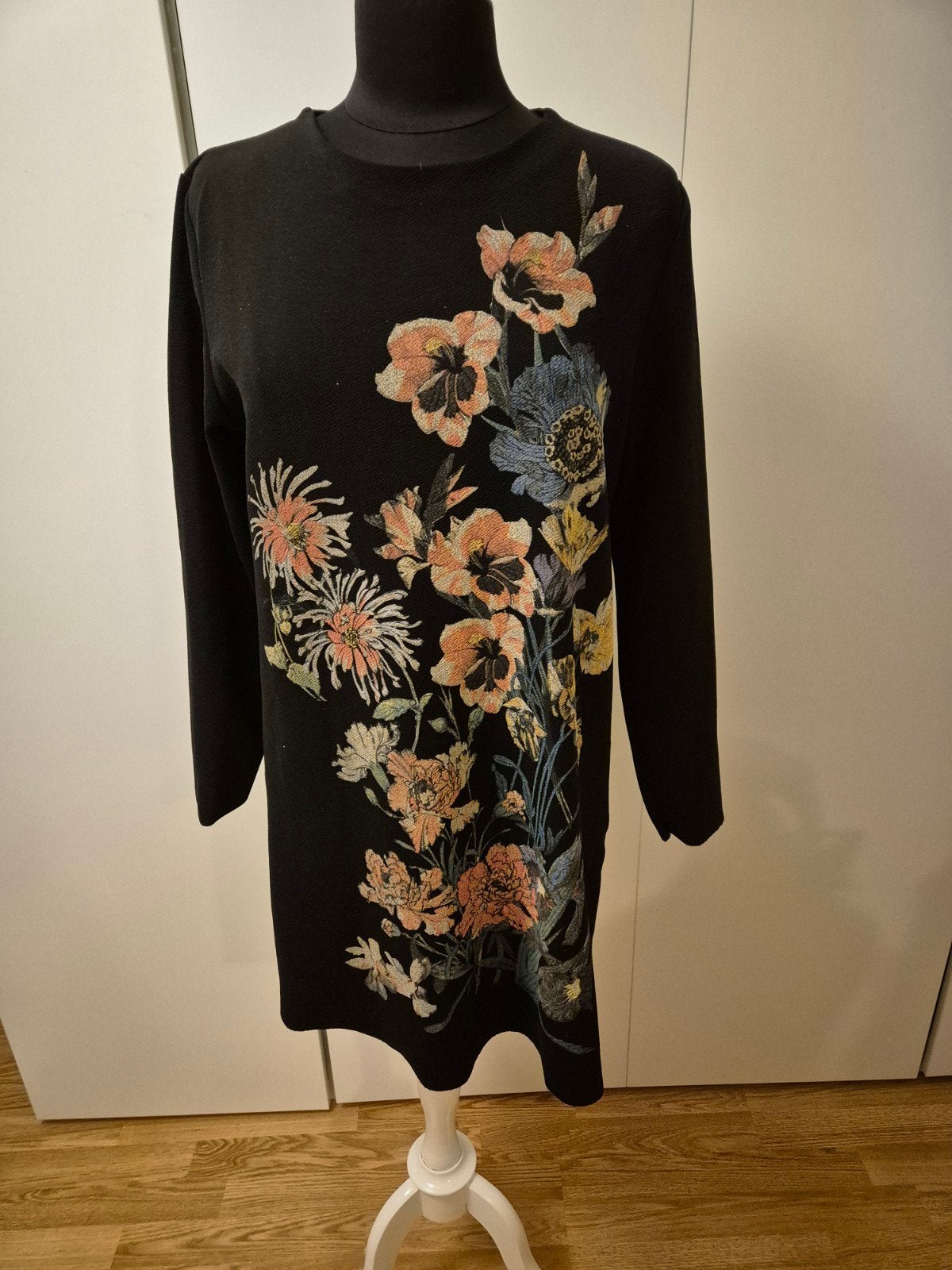 ZARA zwarte jurk met kleurrijk bloemenborduursel – maat L, Kleding | Dames, Zara, Ophalen of Verzenden, Maat 42/44 (L), Zwart