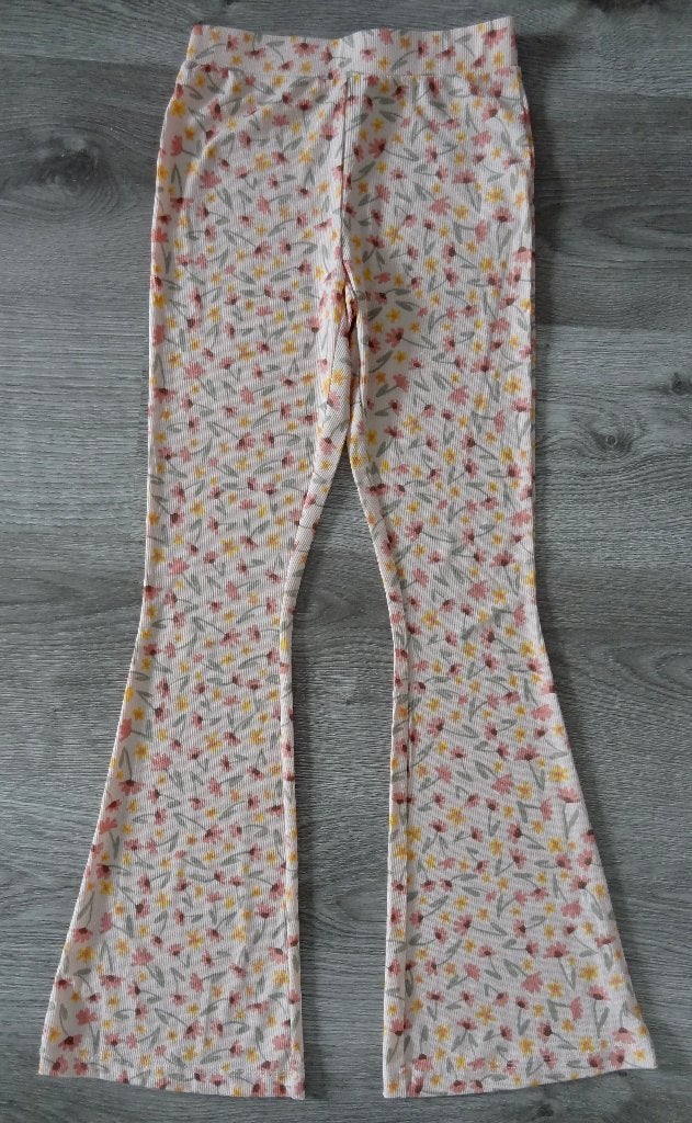 Nieuwe roze flared broek met bloemetjes maat 140, Kinderen en Baby's, Ophalen of Verzenden, Nieuw, Meisje, Broek